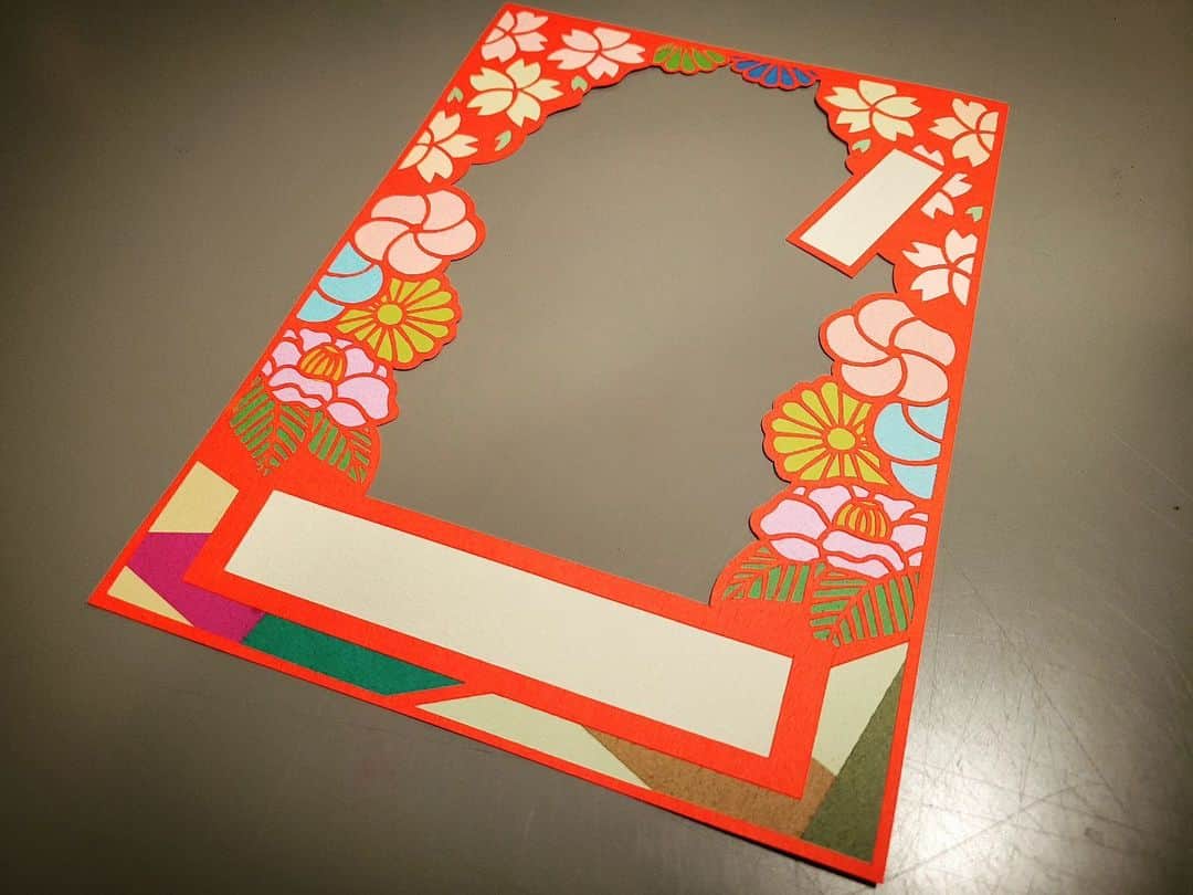 青木文明のインスタグラム：「/ 下絵を書いて赤い紙を切り抜けば線は赤にある。  意外とここ理解できない人多いい  «««««««««««««««««««««««««««««««««««««««««««««  ► #三月 ► #初節句 ► #女の子 ► #おんなのこ ► #赤ちゃん ► #カワイイ  ««««««««««««««««««««««««««««««««««««««««««««« ► #Atelier武蒼 ► #青木文明 ► #切り絵 ► #ハンドメイド ► #鹿児島県 ► #ものづくり  ««««««««««««««««««««««««««««««««««««««««««««« ► #ウェルカムボード ► #アウトドアウェディング ► #ブライダル ► #ウェディング ► #命名書 ► #プレゼント ► #オーダーメイド ► #キャンプ ► #インテリア ► #ガレージ ► #マイホーム  «««««««««««««««««««««««««««««««««««««««««««« ► #大阪万博  ► #オリンピック ► #オリンピック選手  が使用する #スケボー のデッキや #スノーボード の板に武蒼の切り絵をデザインしたい  ► #スポーツ ► #デザイン  ««««««««««««««««««««««««««««««««««««««««««««  作品の御依頼、その他お仕事のお問い合わせは ・Instagram DM(ダイレクトメール) ・LINE (ID : fuumiiiaki) よりお問い合わせください。  «««««««««««««««««««««««««««««««««««««««««««« 使用しているナイフは OLFA (オルファ)のアートナイフ(10B) @olfa_japan  «««««««««««««««««««««««««««««««««««««««««««« 下絵に使用しているペン ゼブラ「マッキーペン」 各種サイズで使い分け @zebra_jp_officia  «««««««««««««««««««««««««««««««««««««««««««« 消しゴムは トンボ鉛筆 「MONO」一択です @tombowpencil」