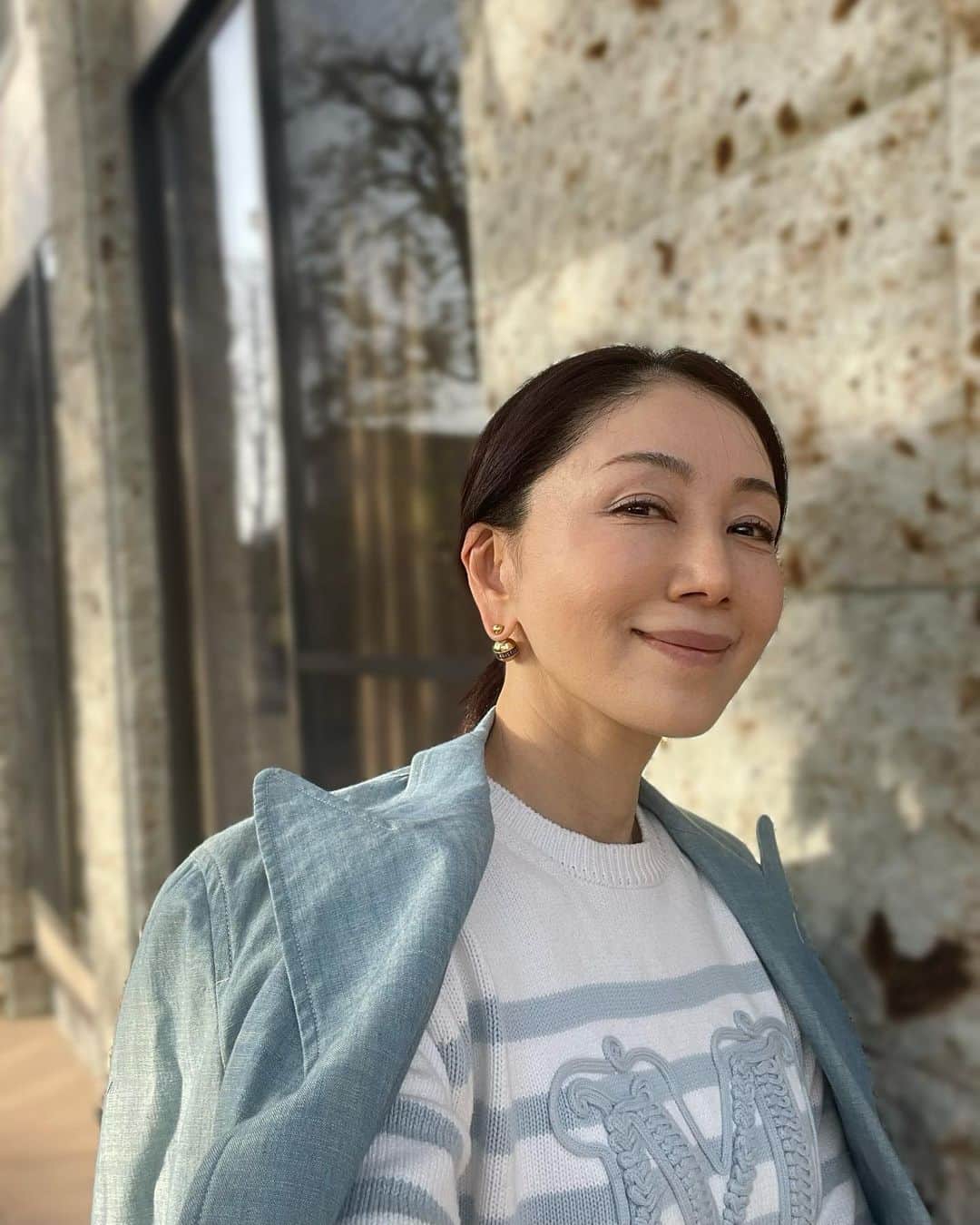 坂村かおるのインスタグラム：「・ 急に暖かく？暑く？なってしまったので、何を着て良いのか困りますよね💦 ・ まぁ、ホワイトチョイスしておけば、お洒落に見えるかも💦と‥ ・ 毎年の悩みごと「去年はいったい何を着てたんだろ？」と思うのは、私だけでは無いはず😓 ・ 気温差に体調など崩されぬ様に、皆さまご自愛くださいね☺️ ・ ・  いつも「いいね！」を頂きありがとうございます！ 皆さんのコメントに元気を貰っています😊   #クィーンオブ美魔女 #team美魔女 #美ST #坂村かおる #トータルビューティーアドバイザー #美しく老いる #バランス #美容 #コスメ #ファッション #今日のコーデ #トータルバランス #お洒落な人と繋がりたい #コスメ好きな人と繋がりたい #美意識高い人と繋がりたい #美魔女 #美魔女が変わる #アップデートしてる人と繋がりたい #自分らしくアップデート #ホワイト×ブルーコーデ #お洒落に見える」