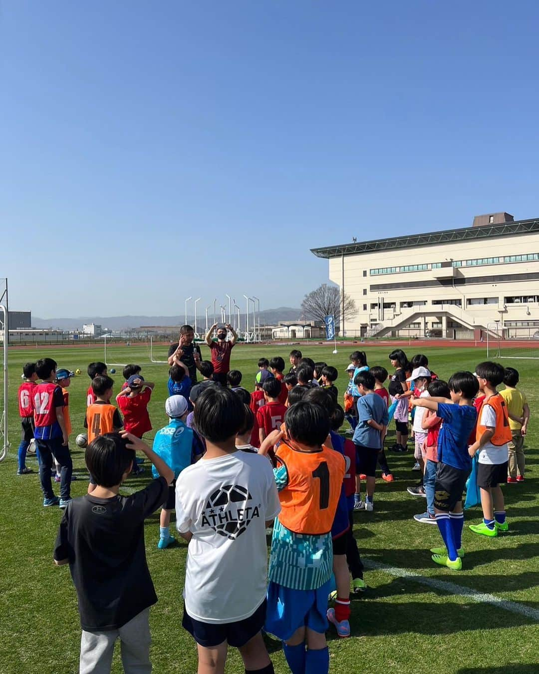 坪井慶介さんのインスタグラム写真 - (坪井慶介Instagram)「枚方市でasicsサッカー教室しました⚽️ 去年に引き続き、開催出来た事に感謝‼️ 元気な子供達のお陰で、楽しく騒がしく😁天気も良く、最高でした👍  最後のゲームは安定のスライディング！！ 今日は、ジャンピングボレーもしました🌚小学3年生に止められたけど… 2点取られて罰ゲームもちゃんとしました！！  サポートしてくれた東海大仰星高校の選手のみんなありがとう‼️‼️  #asics  #アシックス  #枚方市  #サッカー教室  #サッカーキョウシツボイ  #オトコツボイ  #すぐに  #半袖短パン  #試合 ではしっかり #スライディング  #スライディングボイ  #ジャンピングボレー  #ジャンプボイ  #失点2 で #罰ゲーム  #バツボイ  #笑顔が一番  #楽しい時間 でした。」3月11日 16時47分 - keisuke_tsuboi0916