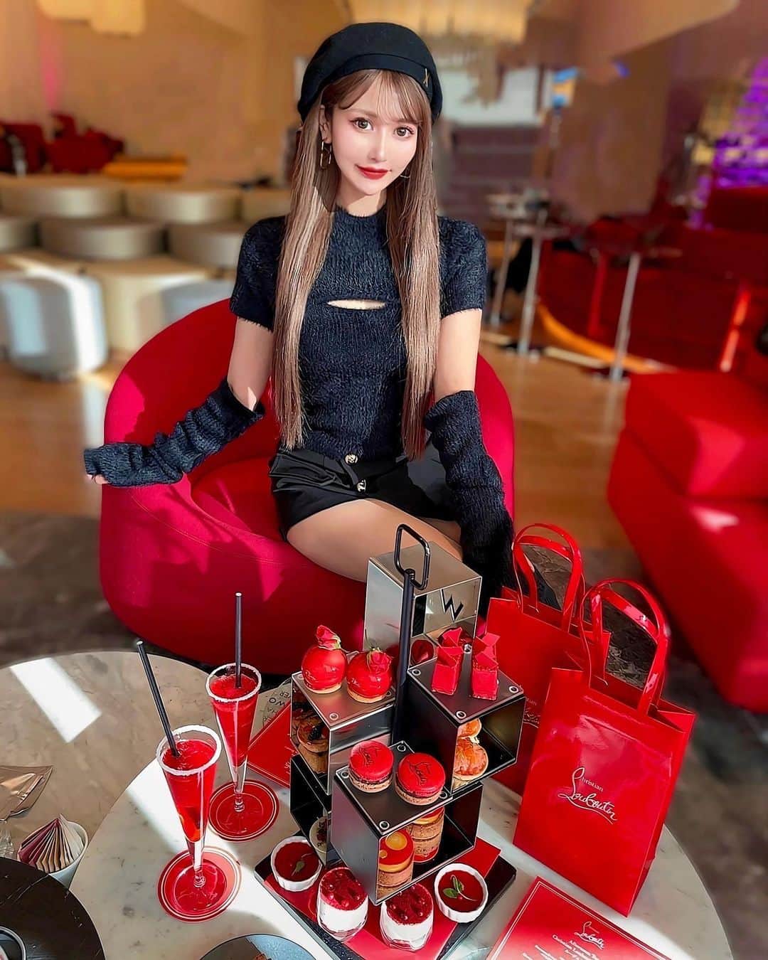 のインスタグラム：「.  久々に溜まってる時差投稿...  真っ赤なアフタヌーン❤️‍🔥 テンションあがるかわいさ🫶  ルブタンの世界観強めでした😎  . . #ルブタン#louboutin #w大阪 #wosaka #大阪アフタヌーンティー #アフターヌーンティー #ヌン活 #スイーツ巡り #大阪カフェ #心斎橋カフェ #ルイヴィトン #lvstyle #louisvuitton #カプシーヌ #カプシーヌミニ #capucines #バンドー #lv #lvcode #lvfashion」