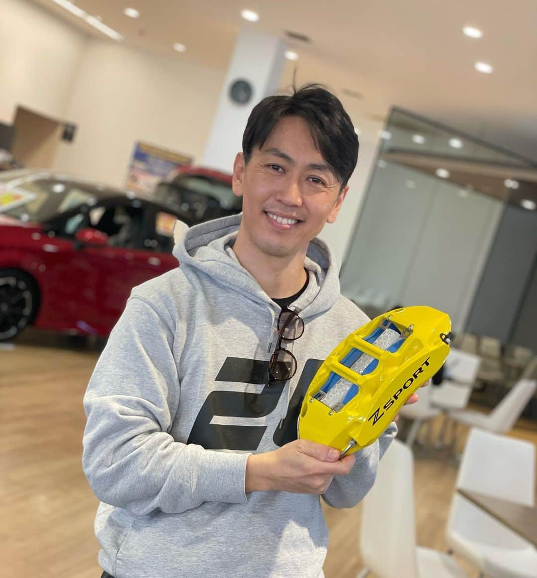 柳田真孝のインスタグラム：「. 日産サティオ岡山 R-JOY 東岡山店さんにお邪魔しています。  フェアレディZの専門店、セントラル20の商品を展示しております。  明日もいますので岡山国際の帰りにお立ち寄り下さい。笑  #日産サティオ岡山  #日産サティオ岡山rjoy東岡山店  #nissan #fairladyz  #central20  #セントラル20  #zsport」