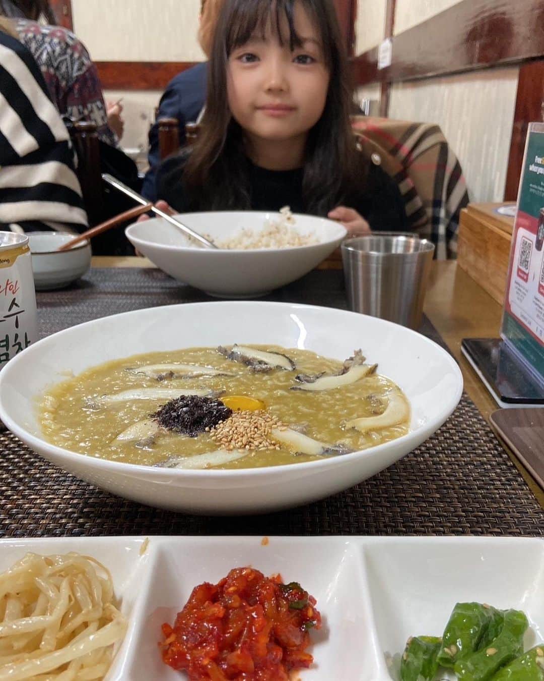 YUAさんのインスタグラム写真 - (YUAInstagram)「朝ごはん🇰🇷 ソウルでの朝食はほぼこちら お粥というと日本では体調が悪い時に食べるイメージで白がゆですよね 韓国のお粥やさんは海老とかイカとかいろいろあります 私はいつもアワビのお粥！ 肝もたっぶり入って美味しい 付け合わせのイカの塩辛も絶品で 買って帰る人多数 私たちはいつも大量に買って送ってもらいます 日本からも注文できます お家でふつーのお粥作ってこのイカの塩辛をおかずにカンタン朝ごはんにすることもあります このお店、先日テレビで紹介されたらしく、今まですんなり入れたのに朝から大行列でした💦 … … #yua #kidmodel #ソウル旅 #韓国好きな人と繋がりたい #ゴルフキッズ女子 #ゴルフ女子コーデ #韓国のおかゆ #韓国旅行記」3月11日 17時01分 - yuagram89