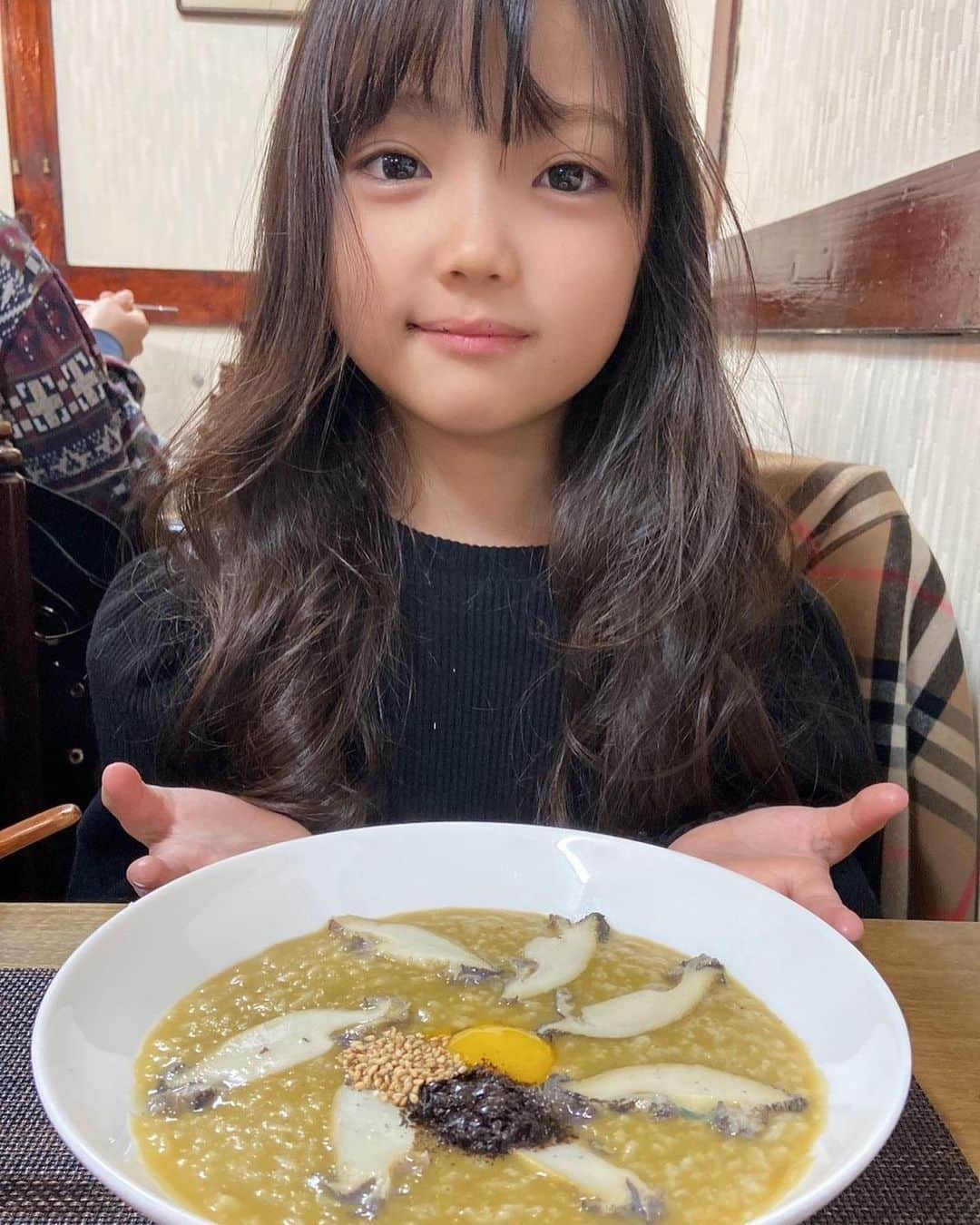 YUAのインスタグラム：「朝ごはん🇰🇷 ソウルでの朝食はほぼこちら お粥というと日本では体調が悪い時に食べるイメージで白がゆですよね 韓国のお粥やさんは海老とかイカとかいろいろあります 私はいつもアワビのお粥！ 肝もたっぶり入って美味しい 付け合わせのイカの塩辛も絶品で 買って帰る人多数 私たちはいつも大量に買って送ってもらいます 日本からも注文できます お家でふつーのお粥作ってこのイカの塩辛をおかずにカンタン朝ごはんにすることもあります このお店、先日テレビで紹介されたらしく、今まですんなり入れたのに朝から大行列でした💦 … … #yua #kidmodel #ソウル旅 #韓国好きな人と繋がりたい #ゴルフキッズ女子 #ゴルフ女子コーデ #韓国のおかゆ #韓国旅行記」