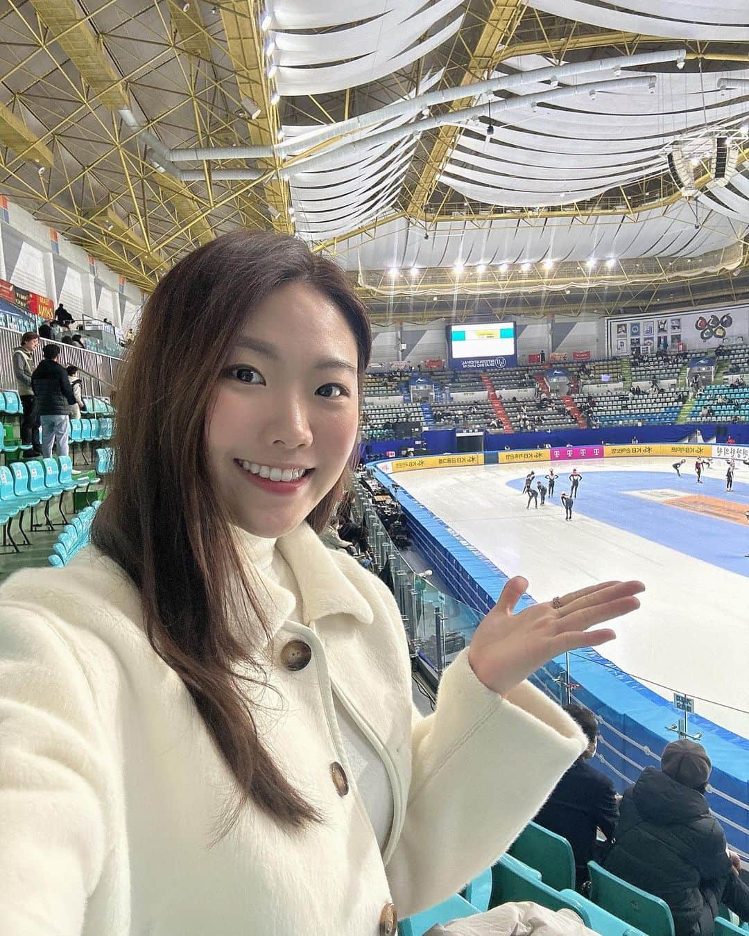 金海珍のインスタグラム：「첫 쇼트트랙 세계선수권 직관🙌🏻 우리나라 선수들 너무 멋지다🇰🇷❤️ 멋진 경기 보여주신 @anonice 감사합니다!!🙌🏻  (feat. 본업 중 멋짐 뿜뿜 일후오빠😎) . #2023쇼트트랙세계선수권  #shorttrack #worldchampionship」