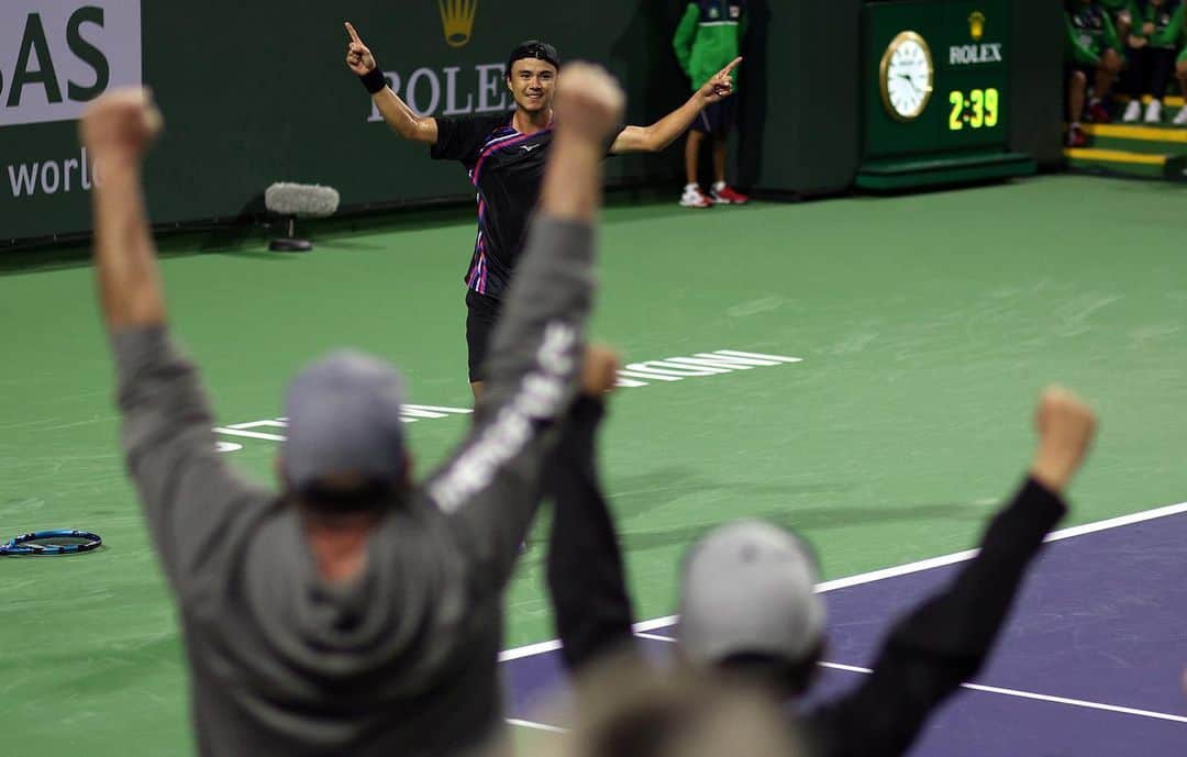 のインスタグラム：「Sick atmosphere tonight in the desert ❤️ onto the 3rd round in @bnpparibasopen Next one on Sunday!   インディアンウェルズ3回戦へ！最高な雰囲気でした。次は日曜！また応援よろしくお願いします🤲  Photo cred: Jonathan Braden」
