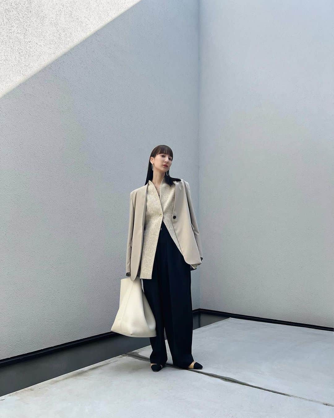佐藤涼実のインスタグラム：「ootd いつも久々になってしまう私服シリーズ  お仕事の日はいつもこんな感じ   あっという間に春めいてきたので スラブツイードベストを着ました   ネックからのVカットでシルエット美し♡ ジャケットとのレイヤードも可愛い♡   jacket @aewen_matoph  vest @louren__official  pants @louren__official  bag @therow」