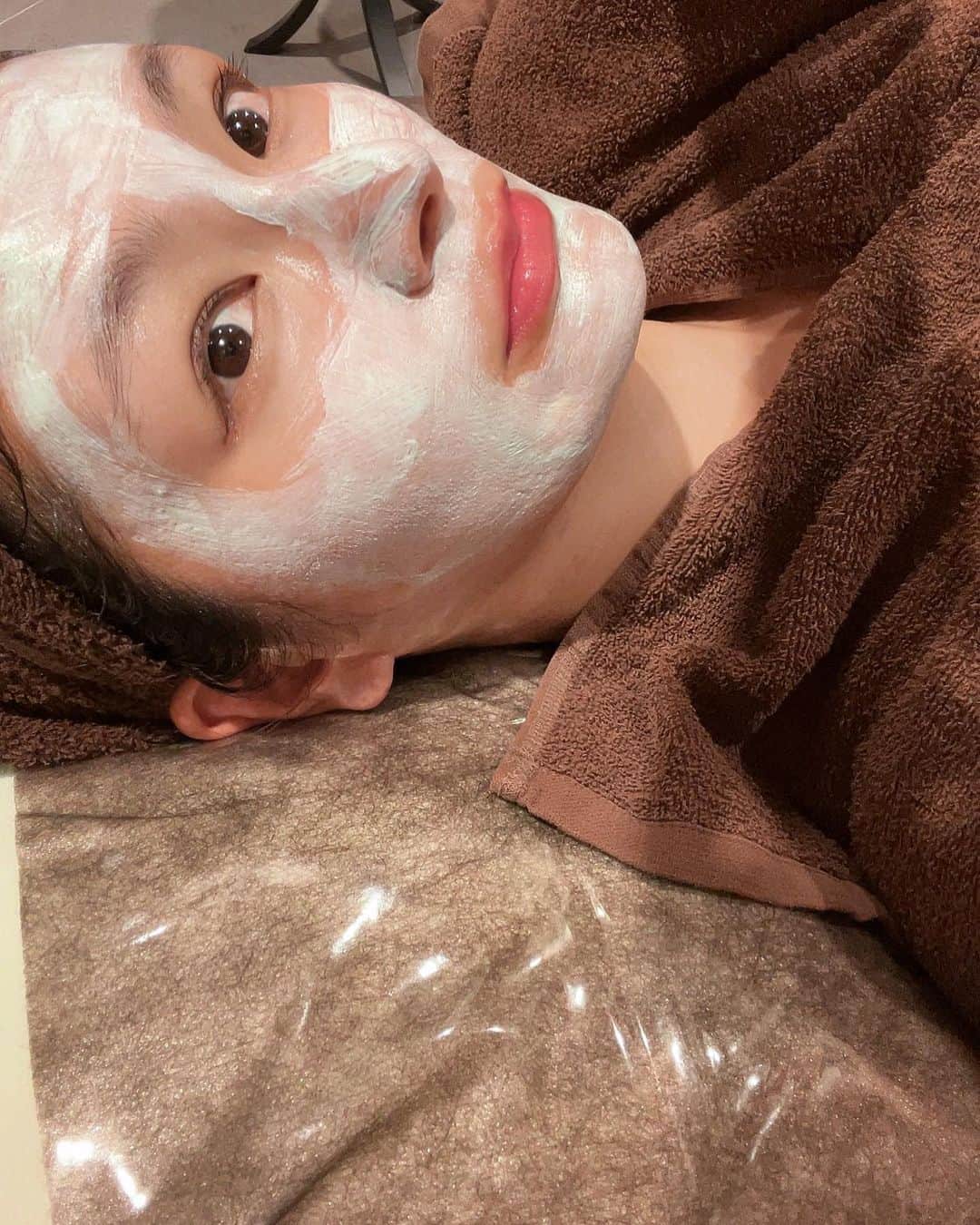 えりっこのインスタグラム：「【ハーブピーリング🌿】  美容界では大バズりの #クリスティーナ　のピーリング。  ハーブピーリングって、効くけどダウンタイムがあって、痛くて…というイメージがあったのが払拭されました…！！  扱っている化粧品はもちろん、施術をする方の技術などで色々変わってくるピーリング。 クリスティーナ専門店 @lello_beauty_salon で手厚く施術を受けてさせていただいております🤭🤍  @lello_staff スタッフさま、研修でクリスティーナが効くというマッサージ技術を習得されており  非常に気持ちよかった… ピーリングなのに寝ちゃう🤣  恵比寿にあるよん🌿  📍東京都渋谷区恵比寿1-15-9日宝恵比寿ビル2F2号室  #ハーブピーリング#ピーリング#ママ美容#クリスティーナ化粧品 #クリスティーナ専門店#クリスティーナピーリング#恵比寿エステ#恵比寿エステサロン」