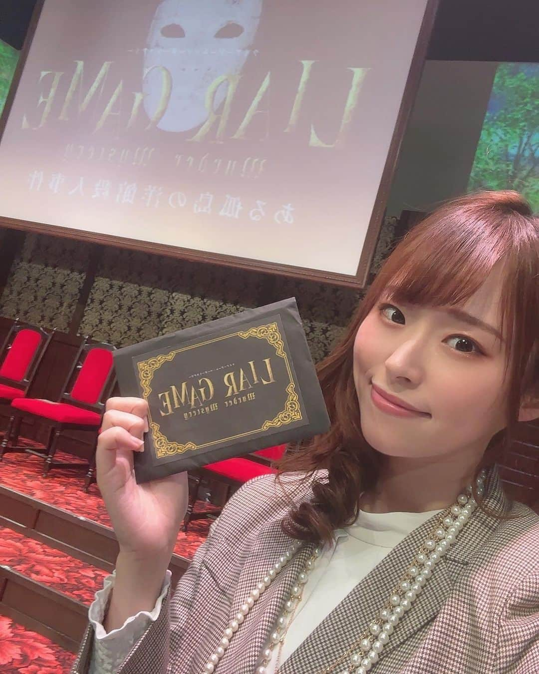 花奈澪さんのインスタグラム写真 - (花奈澪Instagram)「「ライアーゲーム×マーダーミステリー」  楽しかった〜💸  普通はプライベートで遊ぶマダミスを お客様の前で演じながらやる。  普通の台本を覚えるよりも 関係性や設定を覚えるマーダーミステリーはとてもとても緊張しました笑。  稽古ゼロのアドリブ劇。 開演前は独特の緊張に包まれていましたが  一緒の回だった皆様が とっても素敵な方々で 面白くて可愛くて お客様もあたたかくて なんだかただただ楽しませて頂きました笑  マダミスおもしろーい いろんなシナリオ遊びたいな  やっぱりオフラインで遊ぶものって最高！  #マダミス #マーダーミステリー #ライアーゲーム #ライアー舞台」3月11日 17時16分 - namio_dao