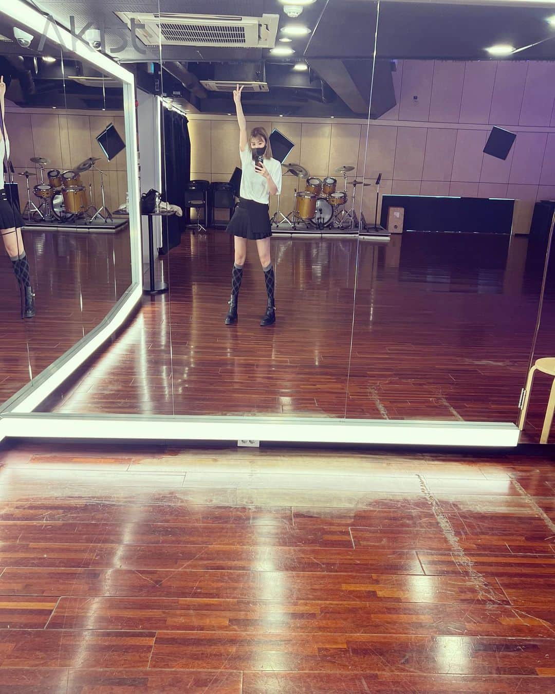 カン・ユンジのインスタグラム：「After a vocal lesson 🎉 Have a great weekend!!!!!! :) 보컬 레쓴 끝난후〜 오늘 날c좋네요 즐주 보내세요! 😀 歌のレッスンを無事に終えて〜皆さん良い週末を〜 #powervocal」