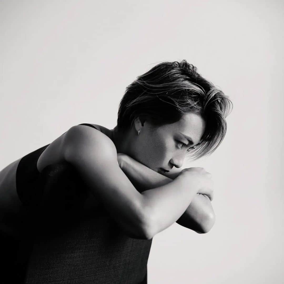 REGSTYLEのインスタグラム：「2023.3.11 "あなたが退屈だと思って 過ごした今日は 昨日亡くなった人が どうしても生きたかった 明日なんだよ。"  この言葉を聞いたとき、自然と溢れた涙が止まらなかった。当時の私は思い通りにならない日々に落胆し、苛立って、 人のせい環境のせいにしていたから。  それからどんなに苦しい一日があったとしても、 それでも感謝すべきことがあると思えるようになった。 誰かのせいではなくて、誰かのお陰でここにいる。 当たり前のように思える毎日は奇跡の連続でしかないな。 今日一日だけじゃなく、日々この気持ちを胸に今ある命に感謝して過ごしていきたい。  震災から12年。 東日本大震災で亡くなられた方々に心からの弔意を表するとともに、被災された皆さまに心よりお見舞い申し上げます。」