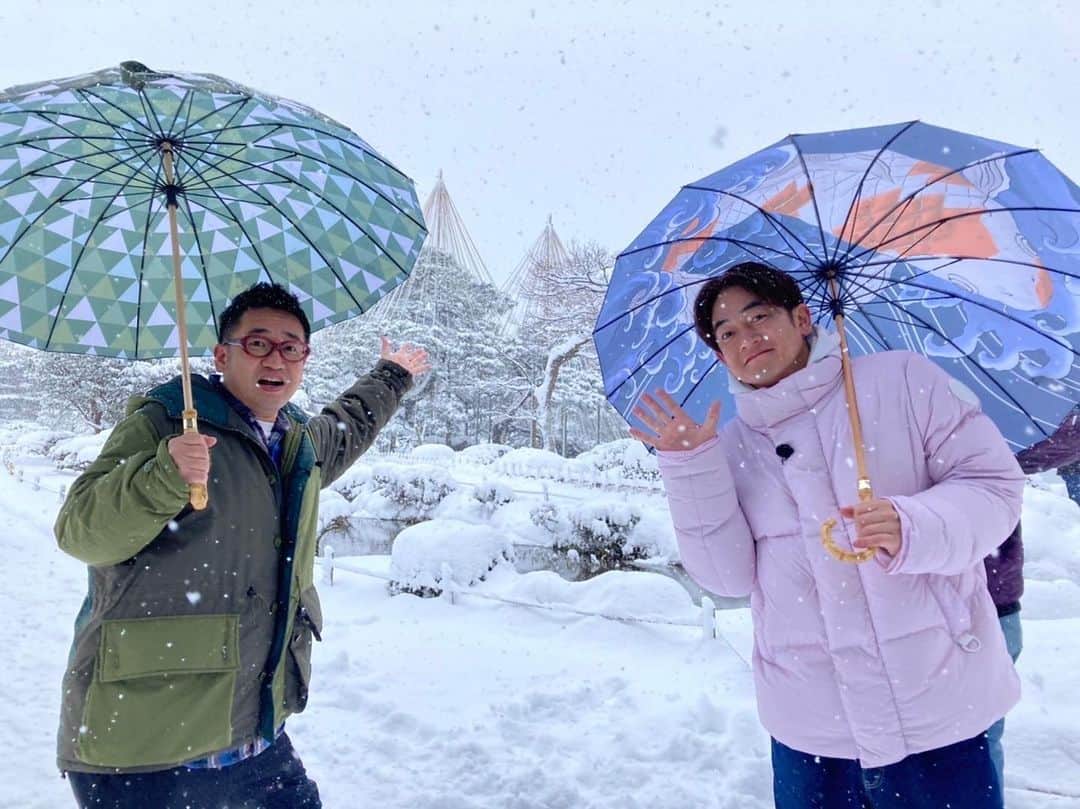 中西茂樹のインスタグラム：「いとこよ。雪の兼六園じゃ。 #なすなかにし #従兄弟 #兼六園 #ラヴィット #金沢ロケ #次回もお楽しみに #金沢この前も行きました #センターマイク挟みました #喜んでました #センターマイク喜んでました」