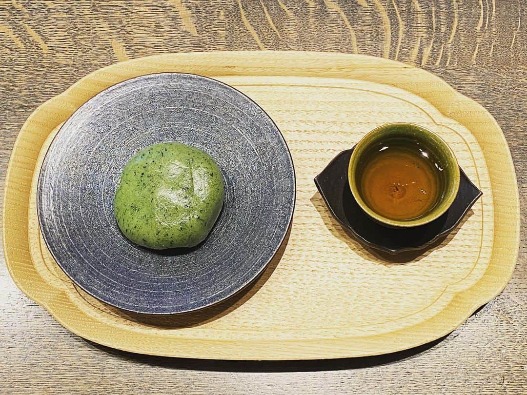 のインスタグラム：「洗車で疲れたのでお茶休憩🍵 今日は岩茶とよもぎ餅❗️ #神宮司治  #ドラム #レミオロメン #洗車 #中国茶 #岩茶 #水金亀 #よもぎ餅」