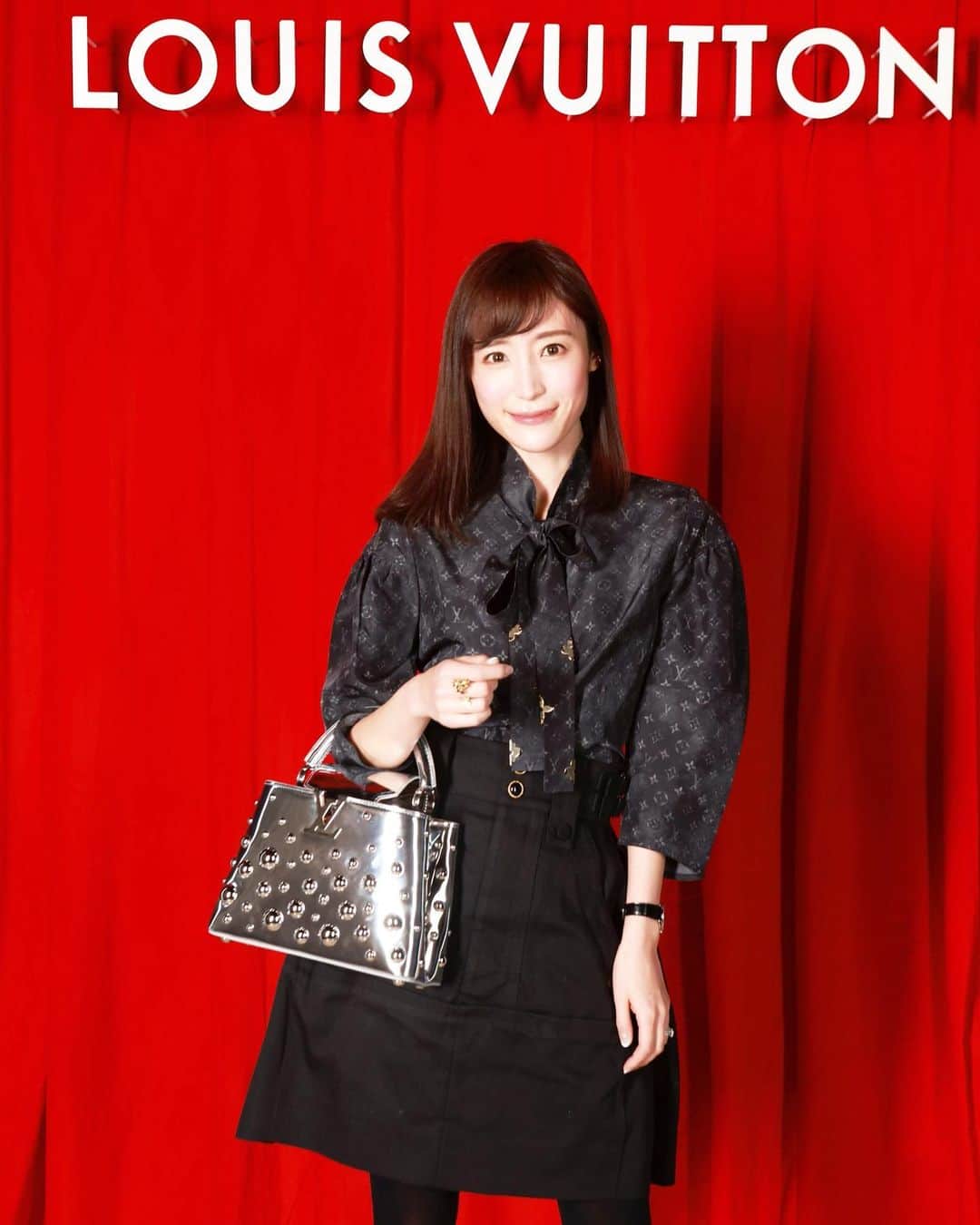 小林真由のインスタグラム：「Louis Vuitton SS collection. グリーンアイテム、可愛かった🥝 👜 @yayoikusama_  #lvxyayoikusama  ⁡ ネイル&まつ毛パーマは @acote_aoyama  ⁡久々のフレンチ♡ 一緒に施術してもらえて有り難いです✨  ⁡ @inamochinaoki さんにヘアケアしていただきました。春休みも近いし少し明るめにしようかなぁと思いながら、落ち着くブラウン。 伸びてきて重めカットが嬉しい！ ⁡ 久しぶりにネイルや美容院に行って生き返りました♡ ⁡ ⁡ #ファッション #コーデ #ママコーデ #女の子ママ #男の子ママ #ママライフ #コーディネート #４歳 #２歳 #ベビー #二人育児 #美容院 #ネイル #ネイルサロン #青山」