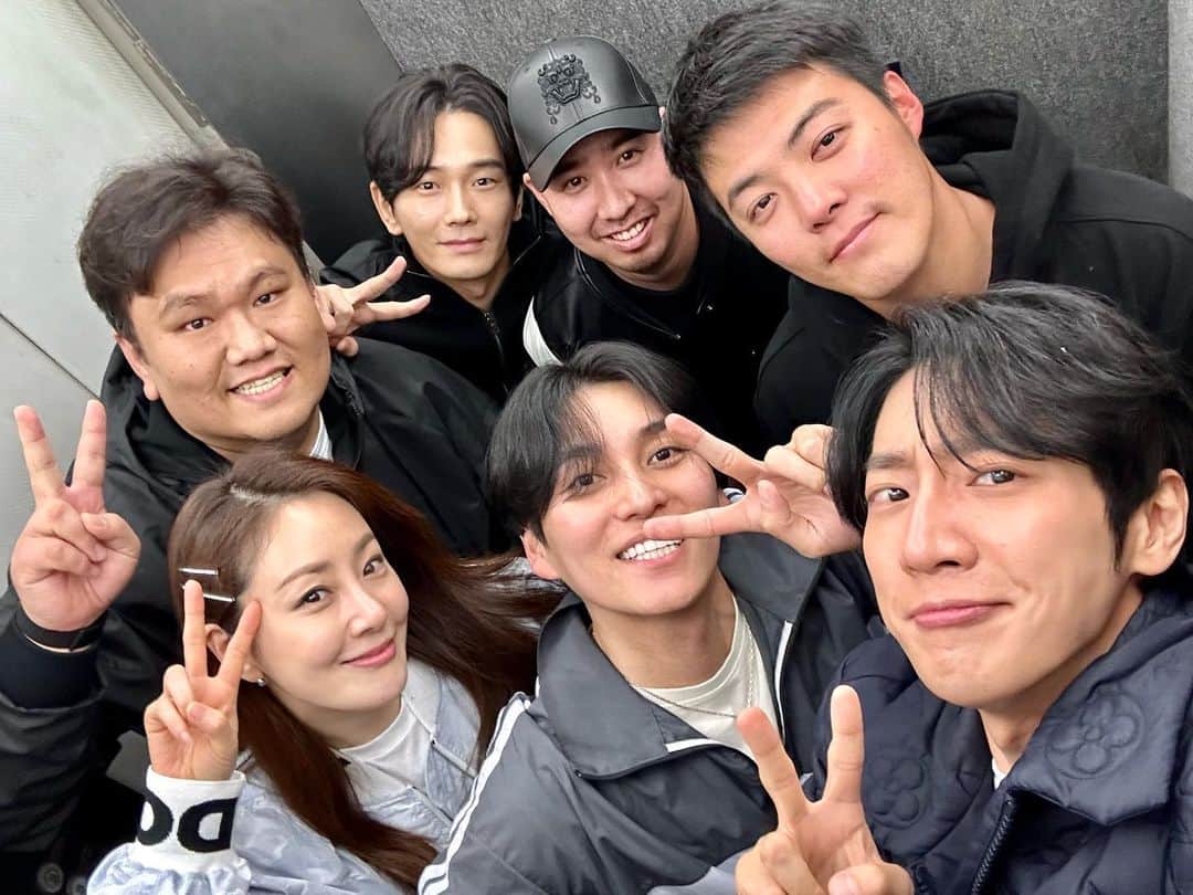 イ・サンヨプのインスタグラム：「고맙습니다  내 인생에서 없어선 안될 소중한, 너무너무 고생 많았던 울 승준 실장님(쭈니)  오랜 나의 친구 늘 고마운 울 수철쌤   이쁘게 메이크업 해준 열정적인 울 현경쌤   10벌이 넘는 의상 챙겨오느라 고생 많았던, 씩씩한 울 서희실장님  일본 팬미팅을 할 수 있게 처음부터 마지막까지 완벽하게 세팅해준 울 성준이 울 강남이 고마워 우리 얼른 또 프로젝트 함께 하자  서프라이즈로 일본까지 와준 울 나라누나 울 주완이 내가 평생 잘 할게요 너무 감동했어 나ㅠㅠ  일본에서 만나 더 반가웠던 유쾌한 울 희관이  축하 영상 보내주신 우리 재석이형 우리 혁이형 우리 남길이형 우리 준영이 우리 진우  고마워요 정말 사랑합니다 내사람들  그리고 친절하고 세심하게 챙겨주셨던 피아, 스파카 스텝분들 인터뷰해주셨던 분들 멋진 화보 찍어주신 작가님들 통역해주셨던 분들 편하게 이동할 수 있게 해주셨던 현지 코디님들  최고의 맛집 알려준 아연누나  그리고 시간 내어 저를 보러 와주신 많은 팬분들 덕분에 저는 너무 행복했습니다!!고맙습니다 우리 또 만나요❤️💜  모두모두 너무 감사했습니다.. 잊지 않고 늘 감사한 마음으로 보답하며 살게요 사랑합니다!!」