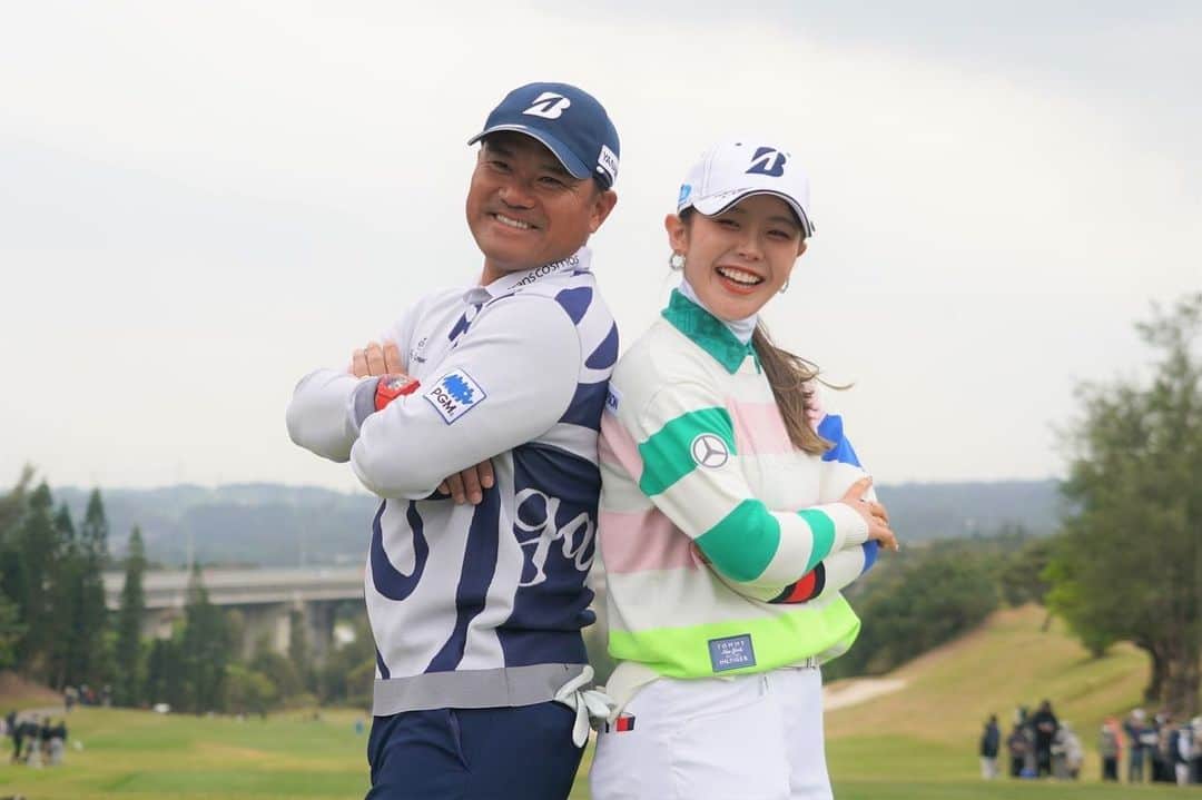 吉田有里さんのインスタグラム写真 - (吉田有里Instagram)「2/25日に行われた、HEIWA•PGMチャリティゴルフの際の写真です🌺 抽選の結果PGM契約プロの宮里優作プロとペアを組ませていただきました‼️ すごく緊張してましたが、ゴルフでも会話でもリードしてくださりとっても楽しい1日になりました😳 @yusakumiyazato_official さんまた一緒に回れる日を楽しみにしています🙇‍♀️✨ そして最高の試合を開幕前に開催してくださり本当にありがとうございました🙇‍♀️ ・ そして今週の試合を棄権しご心配をおかけしました！ 棄権という判断をした結果大怪我にならなかったので、来週出れるようにしっかり準備しています‼️ ・ ・ #heiwa  #pgm」3月11日 17時35分 - yuri_yoshida__