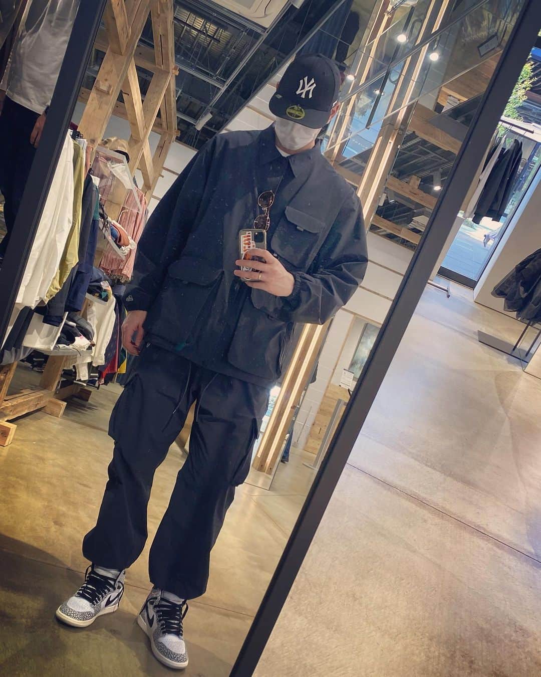 のインスタグラム：「AJ1 "White Cement" よき😍  NEWERAのセットアップよき🤩  #nike  #nikeshoes  #kicks  #kickstagram  #airjordan1  #aj1  #newera  #newerajapan  #anglercollection  #ニューエラアウトドア」