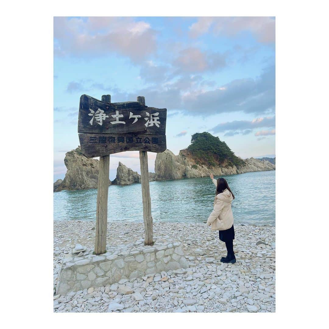 加村真美さんのインスタグラム写真 - (加村真美Instagram)「今日は岩手の実家で過ごしています 昨日まで大好きな人たちと岩手でお仕事してました。色んなところを巡って美味しいものを食べながらたくさん笑って、帰りに大量のお土産を買って帰って行くその光景が地元民としてはとても嬉しかったです。  この前、親友も泊まりにきてくれて一緒に父親の故郷、宮古の浄土ヶ浜に行ったり私の好きな場所を一緒に巡って、岩手楽しかった〜って言いながら鞄にぱんぱんのお土産をいれて帰る姿がとても愛おしかったです。またきてね  できることは少ないけれど わたしも岩手に帰れたときはいっぱいお土産かって東京にいこう☺︎」3月11日 17時40分 - kamura_mami