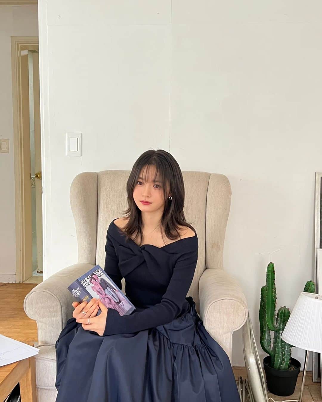 コ・ボギョルのインスタグラム：「너무 일찍 와 기다리기 심심할 때 열리지 않는 책과 플라스틱 선인장과 함께... 😂 📚 🌵 #haveagoodweekend❤️」