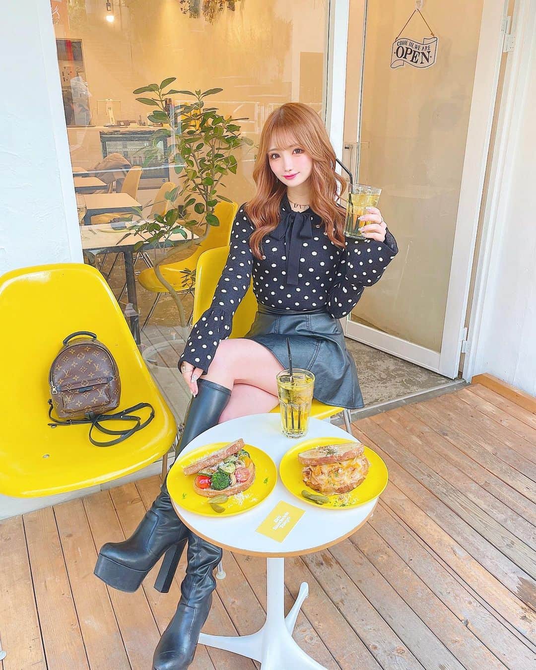 のインスタグラム：「美味しいサンドイッチ屋さん🥪❤️  代官山に新しくできた @bro_sandwich_tokyo さん⭐️！  ここがめちゃくちゃ美味しくて🥺💓💓  ・ガーリックシュリンプサンド ¥1,400 ・バーニャカウダサンド ¥1,200  を頼んで私はガーリックシュリンプサンド だったんだけど、パンの味も中の具の味も ど！た！い！ぷ！すぎて感動だった😭❤️❤️  お店も黄色な感じで可愛くて💛💛💛 ここ行った時寒かったから厚着してたけど 今の時期からはパステル系の服とか カジュアル系の服着てテラスで食べるのも おしゃだしかわいいとおもった🙈❤︎♪  そしてここは、 なんせ店員さんがみーんないい人すぎて🥲✨✨  めちゃ好きになりました、ここ（笑）  また行きたいし、おすすめです👶🏻🫶🏻💓 . . 🏷 @bro_sandwich_tokyo  📍東京都渋谷区代官山町13-8 ⏰10:00〜20:00(パン無くなり次第終了) 🚃代官山駅　徒歩4分 . . . #brosandwichtokyo #サンドイッチ専門店 #サンドイッチ #サンドイッチ部 #代官山カフェ #代官山ランチ #代官山グルメ #渋谷カフェ #渋谷ランチ #渋谷グルメ #テラスランチ #パンスタグラム」