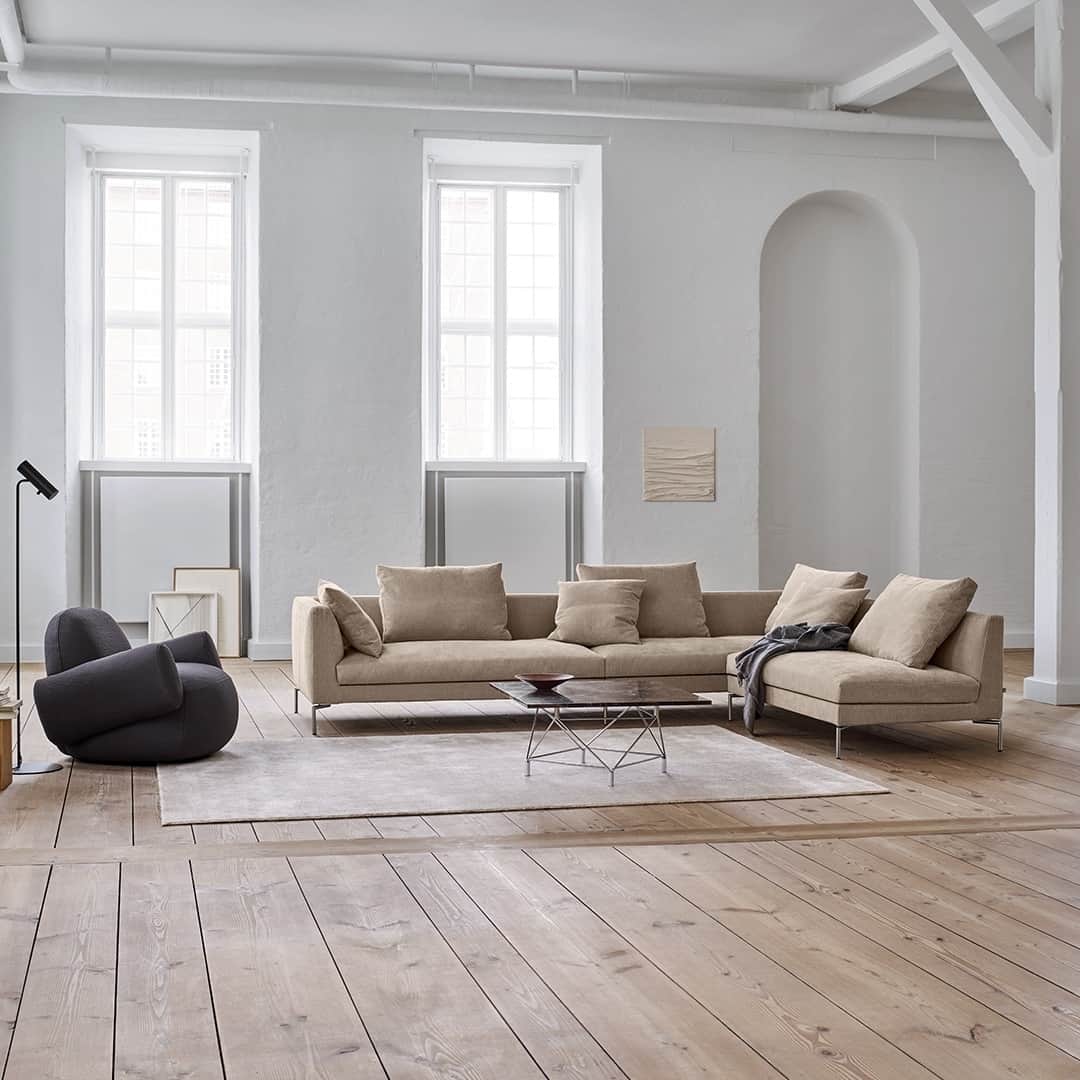 eilersenのインスタグラム：「Ra is an elegant sofa with an international touch and a high level of comfort. Here it is paired with the Spider table and Havana lounge chair.⁠ ⁠ Sofa: RA in Level 37. Design by Jens Juul Eilersen⁠ Carpet: Stick in colour Sand⁠ ⁠ ⁠ ⁠ ⁠ ⁠ ⁠ ⁠ ⁠ ⁠  ⁠ #eilersen #eilersenfurniture #myeilersen #enjoyaneilersen #RA #homedecor #sofa #danishdesign #inredning #finahem #interiorlovers #interiordesign #modernliving #minimalism #nordiskehjem #nordicinspiration #nordicliving #craftsmanship #luxurylifestyle #boligindretning #designinterior #livingroominspo #boliginspiration #softminimalism #hemindredning #schönerwohnen #nordicminimalism #throughgenerations」