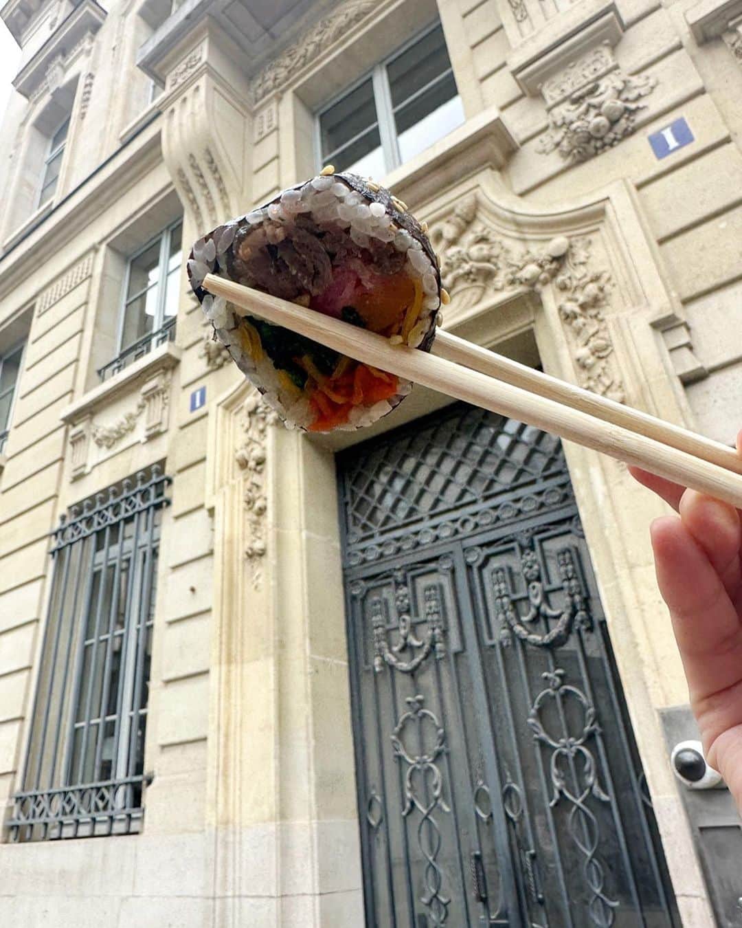 イ・ユミさんのインスタグラム写真 - (イ・ユミInstagram)「#paris #김밥 먹은 사람 나야나 🎵」3月11日 17時57分 - leeyoum262