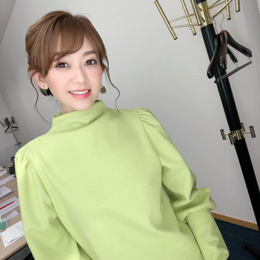岡部玲子のインスタグラム：「今日の衣装とヘアアレンジ✨  ピスタチオグリーン？ ライムグリーン？  春っぽいグリーンなトップス💚  またまたお袖が可愛く 気持ちも明るくなりました☺️✨  🏇は…  どんよりでしたがね😩  #ちょこっと当たるもマイナス  あー、まただよ😮‍💨  明日も頑張ろう💪  ヘアアレンジも素敵で テンションが上がった✨  お天気がいいと 気持ちも上がりますね〜っ🌼  皆様も 素敵な週末をお過ごしください😉  #岡部玲子 #タレント　#レポーター　#競馬　#競馬キャスター　#グリーンチャンネル　#生放送　#競馬中継　#tvshow #dress #hairarrange #🏇」