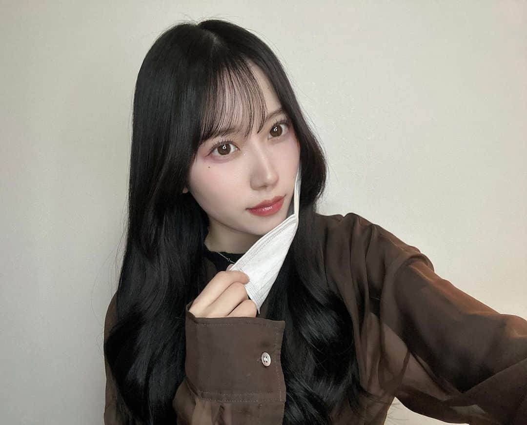 東原優希のインスタグラム：「︎︎︎︎︎☺︎ 最近使ってるマスク~ マスク着けるようになって肌荒れ気になっとったけど、このマスクは植物由来で人の素肌に近い弱酸性素材やけん、 敏感肌や肌トラブルに悩んでいる方にもおすすめ🤍 ウエルシア薬局や全国のドラックストア、 バラエティ雑貨で購入できるよ~ みんなおそろいしよ🐰  https://victorianmask.com/pages/natural-victorian-mask-lp/?utm_source=instagram&utm_medium=social&utm_campaign=nvm_luencer005  ⁡ #victorianmask #ヴィクトリアンマス #NaturalVictorianMask #ナチュラルヴィクトリアンマスク #肌荒れケア #PR」