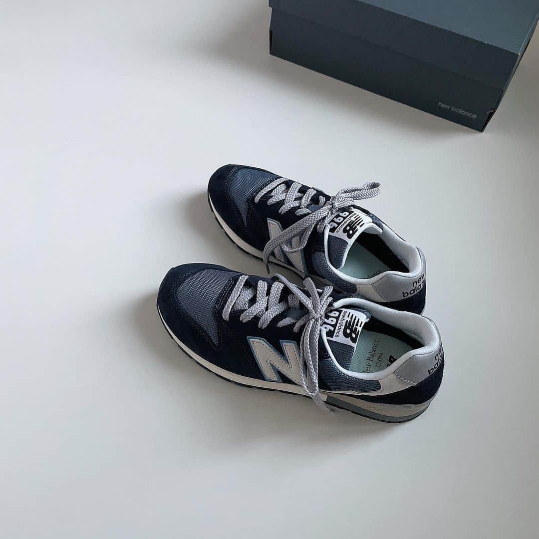 Hiromi Ｍaedaのインスタグラム：「NEW @newbalance 996 RO2 996シリーズは、クッション性に優れていてほんと快適な履き心地！ ・ 年始に @amiharunaami さんと参加させていただいたMy buddy996の撮影もWebや店舗で公開になっているので、良ければ見つけてみてください☺️🤍🤍 ・ ・ ・ #newbalance#mybuddy996」