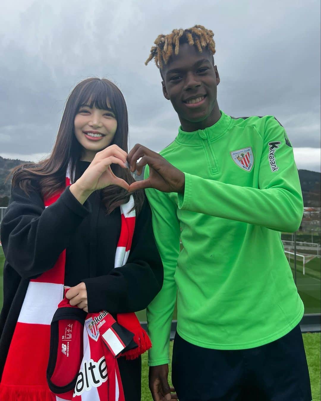 のインスタグラム：「聞いて😭😭ニコ・ウィリアムズが2ショット撮ってくれたの😭🫶  めっちゃくちゃ良い人で優しくて笑顔がとにかく可愛すぎて一瞬でファンになった😭😭  サインまでいただいてしまったよ🥲❣️  お兄さんであるイニャキともすんごい仲良くて近くで2人を見てるだけで幸せだったなあ、、  この日はアトレティックの伝統や哲学をスタッフさんがたくさん教えてくださって、本当に尊い時間だった〜  他の国のインフルエンサーさんと撮った写真も載せておこ📸 みんな優しくておもしろくて撮影がたのしい〜！  #laligaexperience  #laliga  #athleticclub  #サッカー女子」