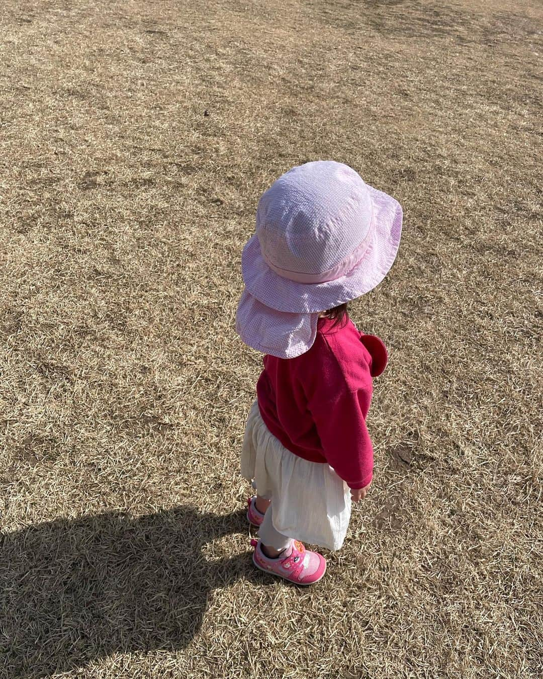 佐藤のぞみさんのインスタグラム写真 - (佐藤のぞみInstagram)「今日の仙台はあったか日和☀️  東日本大地震から今日で12年。 亡くなられた方々のご冥福をお祈り申し上げますとともに、被災された皆さまに心よりお見舞い申し上げます。  あの日、私は試合で高知県。 心配で電話をかけてくれた親戚たちはのぞみにだけ電話がつながる(高知だったから)。家族はどうだ？って聞かれても、私も連絡が取れずにいたので私が知りたいよって思っていたのを覚えています(心配して電話くれたのにそんな風に思っててごめんなさい💦)。 3日後、家族全員の無事を知りました。 その後、生活させてもらって助けてくれた先輩、友達、そのご家族の皆さま、親戚たちには本当に感謝しております。  あの日を忘れず、震災が起こった時すぐに安全な場所に逃げること。自身の身を守ること。土地勘のない場所にいたとしても冷静に想像力を働かせて減災につなげたい。もう少しお話ができるようになったら娘にも伝えようと思います。 この小さな命を守るためにもあの震災からの教訓を忘れないで、こうやって穏やかに生きていられる時間にこれからも日々感謝して過ごしていきたいと思います。  #東日本大地震 #あれから12年」3月11日 18時24分 - satonozomi1028