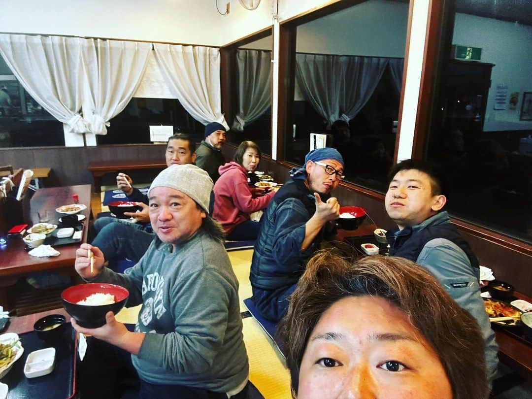 クロワークスさんのインスタグラム写真 - (クロワークスInstagram)「一日中作業して貰って 飯奢る！！ だけで済ますのが クロワークスメンバーズクオリティwww みんなでワイワイ作業出来て楽しかった♪♪ みなさん本当にありがとうございます！！！  #KUROWORKS #クロワークス #ライフスタイル #リモートワーク #デュアルライフ #2拠点生活 #ガレージライフ #バイク #DIY #ハンドメイド #エブリイ #リフトアップ #旅 #車中泊 #バンライフ #キャンプ #田舎暮らし #移住 #多古町 #多古米 #農業 #youtube」3月11日 18時22分 - kuroworks96