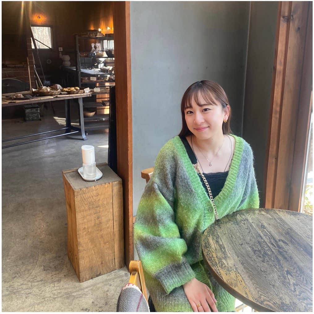 茉玲さや那のインスタグラム：「⁡ ⁡ ⁡ 森の中のパン屋さん🍞🥖  絵本に出てきそうなかわいいお店。 パン作ってるところを見れてテンションあがっちゃいました！ パンと薪のいい香りがしました☺️☕️  #パン屋さん」