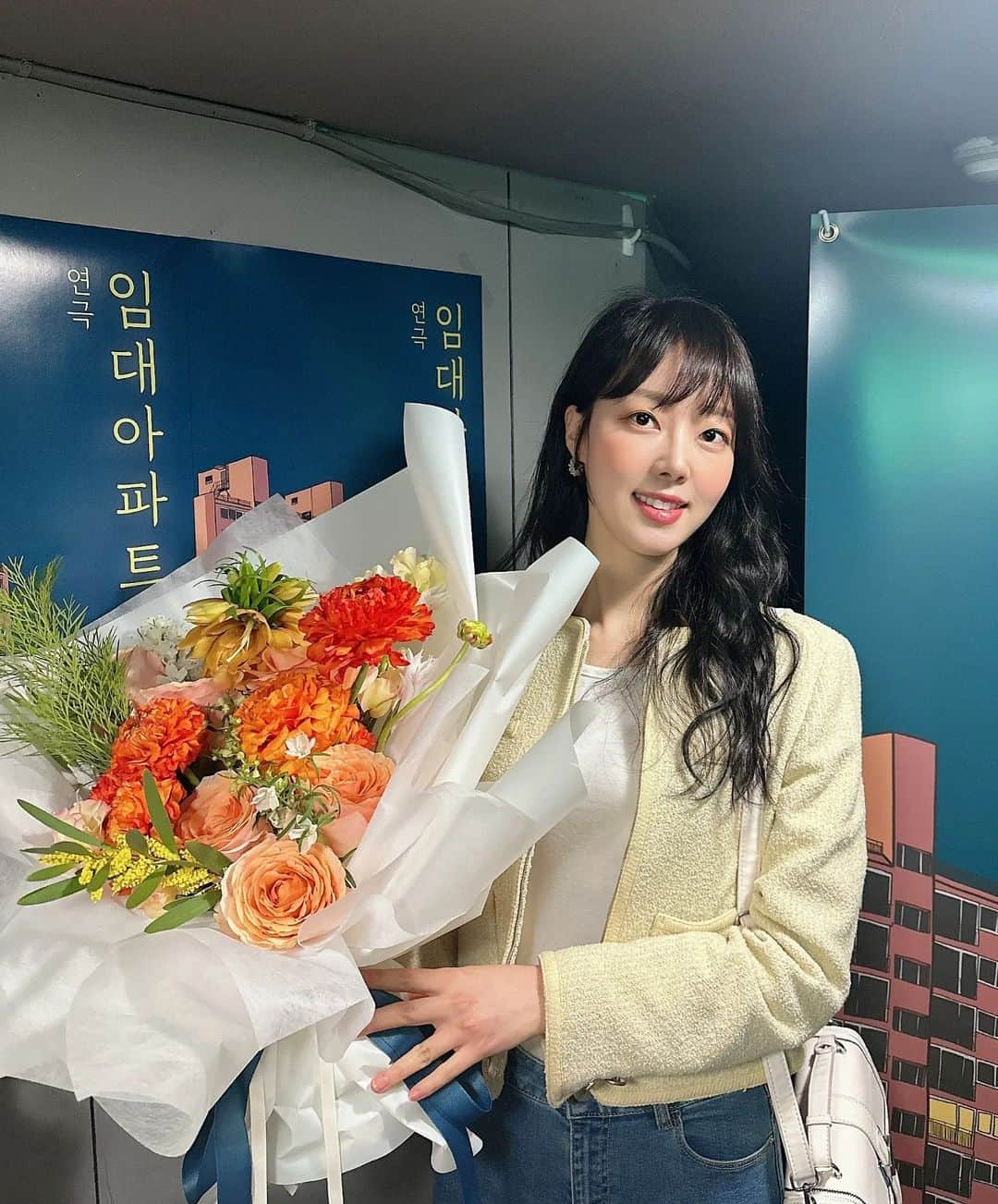 ユン・ダヨンのインスタグラム：「연극관람 나들이🌼 #공연#연극임대아파트 . . 두번봐도 재미지당👍 꽃들고 회사동생 응원!!!#화이팅」