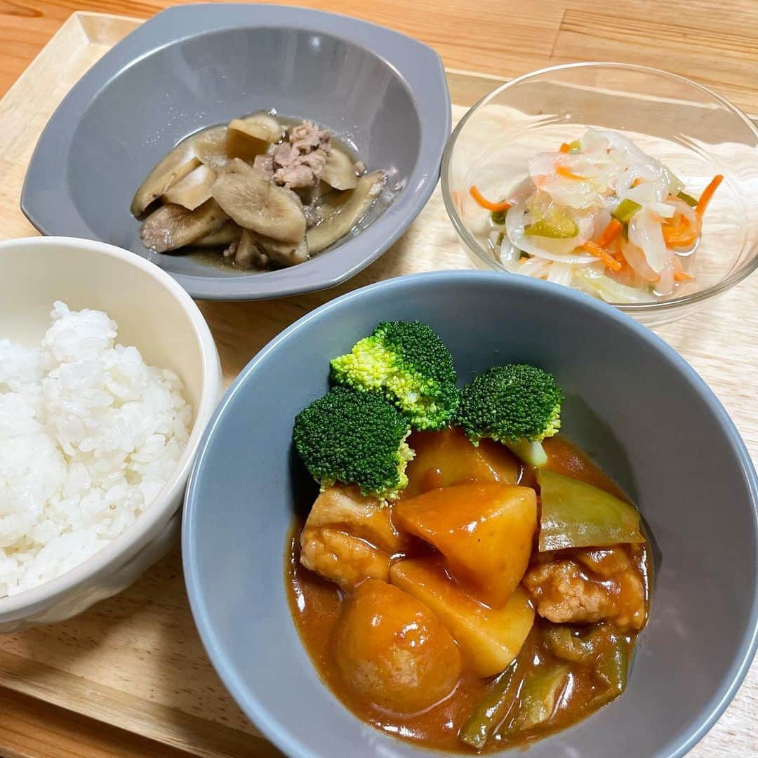 馬渕史香のインスタグラム：「この日も旦那さんに、前回「レベル高っ」と驚いてた冷食おかずを🤭 　 湯せんや流水だけで調理ができる @onemileofficial さんの冷凍ミールキット  メニューは 　 ◎桜島鶏のリコピントマト八丁味噌煮 ◎ごぼうの旨煮 ◎玉ねぎ、人参とピーマンのマリネ 　 この3品1食分がセットで袋に入ってて、冷凍庫からさっと取り出せるのが結構ポイント高め✨ 　 　 私もちょろっと食べさせてもらったけど、毎度ながら味は言うことなし！  ごぼうがすっごい美味しくて、 あとちょっと、、、もう一個、、、あと一個！ って箸が止まらんかった😂 　 　 #わんまいる #わんまいるのある暮らし #冷凍ミールキット #健幸ディナー #わんまいるアンバサダー  #丁寧なずぼら #ずぼらだけど丁寧に暮らす   #あしざわ家 #ずぼら主婦」