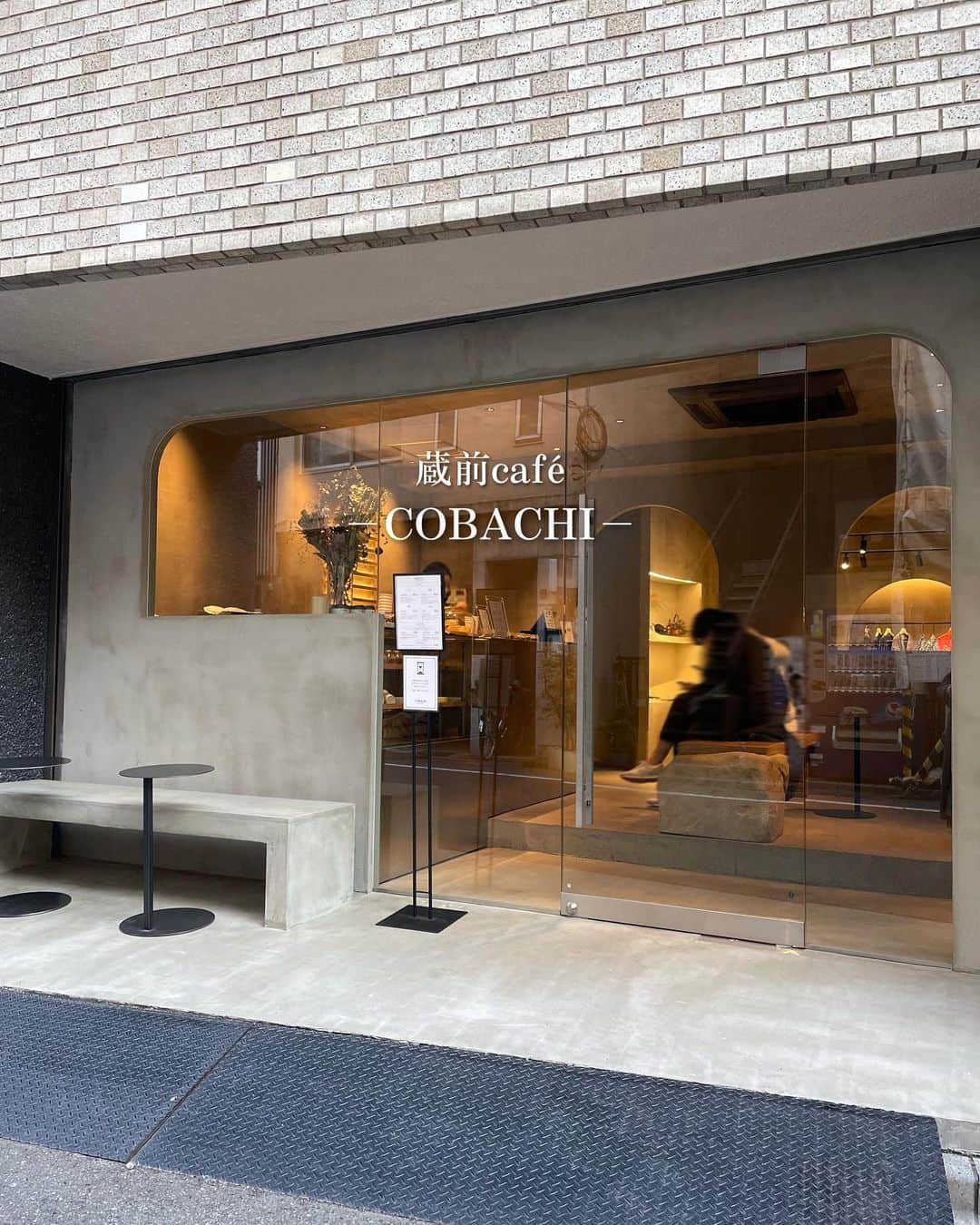後藤夕貴のインスタグラム：「☕️🌿  浅草・蔵前にあるチャイとスコーンのお店☕︎ 選べる4種のチャイがどれも魅力的で迷っちゃうけど cottonにしました eat-inならスコーンとのセットがおすすめ ☺︎  アパレルやお香などの雑貨もあって可愛い空間でした𓆸* ＿＿＿＿＿＿＿＿＿＿＿＿＿ #蔵前カフェ#チャイ#韓国風カフェ #無機質カフェ#가페#도쿄카페」