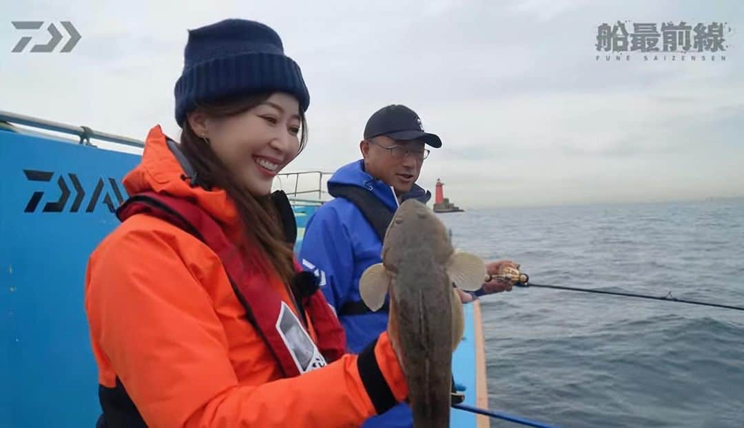 のインスタグラム：「・  DAIWA 船最前線動画✨  皆さんもうご覧いただけましたでしょうか？☺️  【 極鋭マゴチ216 】  小さなマゴチのアタリもはっきり捉えることのできる抜群の感度‼️ 使ってみるとメチャメチャ感動しますよ😁  マゴチも個体の違いだけでなく、エリアによってもアタリの出方が変わったりします🤔 ガツガツ素直なアタリを出してくれるところもあれば、モタレのようなアタリばかり出る場所も。  どのような状況下でも自信を持って使える1本だと思います😁✨  ◆ 使用タックル  ロッド: 極鋭マゴチ 216  リール: 20ADMIRA A 100XH  #釣りガール  #釣り女子  #釣りたガール  #釣りモデル  #釣り女  #道産子アングラー  #釣り好き  #船釣り  #海釣り  #釣りが好き #オフショア #釣り好きと繋がりたい #釣り好きな人と繋がりたい  #fishinggirl #DAIWA #ダイワ #船最前線 #田渕雅生 テスター #富士村彩花 #マゴチ #マゴチ釣り #エサマゴチ #サイマキ #マゴチのいる生活 #マゴチライフ #マゴチといっしょ」