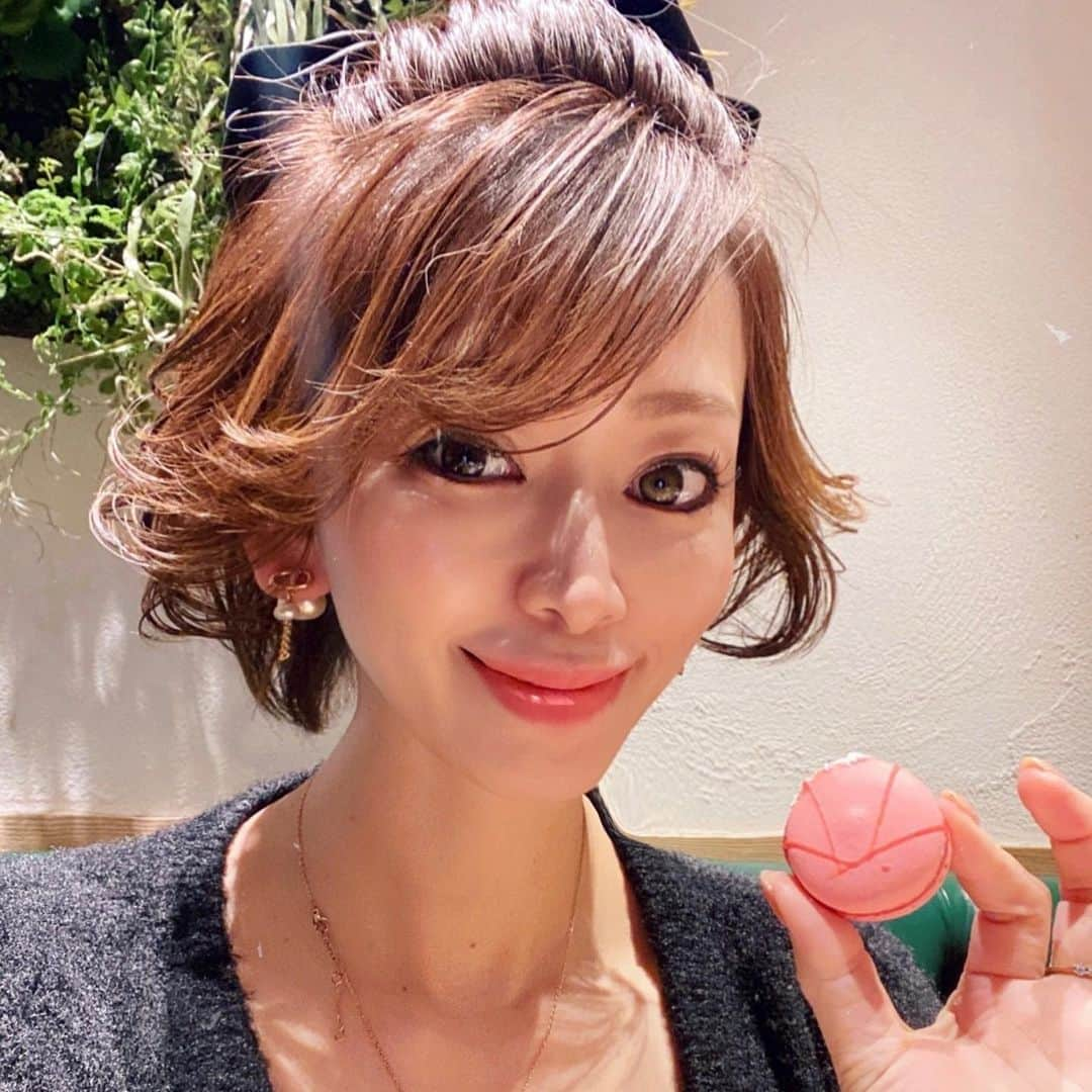 青木梨奈のインスタグラム：「アフタヌーンティーって本当にテンション上がるよね♬.*ﾟ  そういうわくわくする時間がある事で、幸せホルモンが出て若返り効果もあるから大切にしてる時間💫  ちょっと前になるけど、KIHACHI 青山本店のアフタヌーンティー ～苺スペシャル～もめっちゃかわいくてどれも美味しかったぁ🍓💕  ピンクのマカロンもかわいぃでしょ❤️ いちごを添えたスパークリングワインもあってオススメ🍷💕  3月16日～メニューが変わるからその前にぜひ行ってみて♪̊̈♪̆̈ ↓↓↓ 【MENU】 KIHACHIのアフタヌーンティー　～苺スペシャル～ 苺を添えたスパークリングワイン または、モクテル ・ストロベリーマーブルケーク ・苺のプリン・ア・ラ・モード ・焼き苺と苺のスープ ・苺のショートケーキ ・ブラウニー ・ラズベリーマカロン ・クッキー2 種（黒胡麻・バニラ） ・苺のクレープ ・苺のクラムパイ ・苺のパンナコッタ ・苺のソルベ ・苺のカプレーゼ ・オリジナルスパイシーチキンバーガー ・フライドポテト パルミジャーノ掛け フリードリンク(90分制) 赤ワイン、白ワイン、コーヒー、紅茶、ハーブティー  #アフタヌーンティー #映えスポット #KIHACHI #ストロベリー #オシャレカフェ #カフェ巡り #ヌン活」