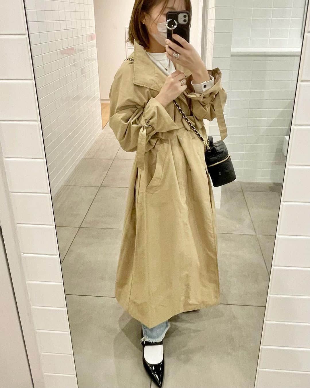 ryokoのインスタグラム：「最近暖かくて嬉しい☺︎ トレンチ着てちょうどよい気候が1番好き🌸 @andme_official のトレンチ🧥 軽いナイロン素材でサラッと羽織れでよき🫶🏻 オーバーシルエットなとこも好き♡ ． ． coat #andme blouse #elendeek bag #aulentti & #gypsohila shoes #letalon ． ． ． ． #アンドミー #エレンディーク#トレンチコート #トレンチコートコーデ #春コーデ #プチプラコーデ #低身長コーデ #ママコーデ」