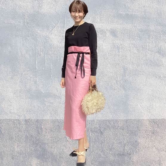 森上亜希子のインスタグラム：「沢山のDMありがとうございます！  Tops @uniqlo_jp  Bottom @sorm.86  Shoes @therow  Bag @miumiu   でした！ スカートは @sorm.86 さんの大好きなピンクのGirls uniform。 ハイウエストで脚長効果絶大＆巻きスカートなので死ぬほど食べても目立たない🙌  これからもっと暖かくなったら、サンダルとかビーサンで合わせたいなと思います！  #3人のママ #3人育児 #ピンク大好き #テニス #tennis #40代コーデ  #lovefashion」