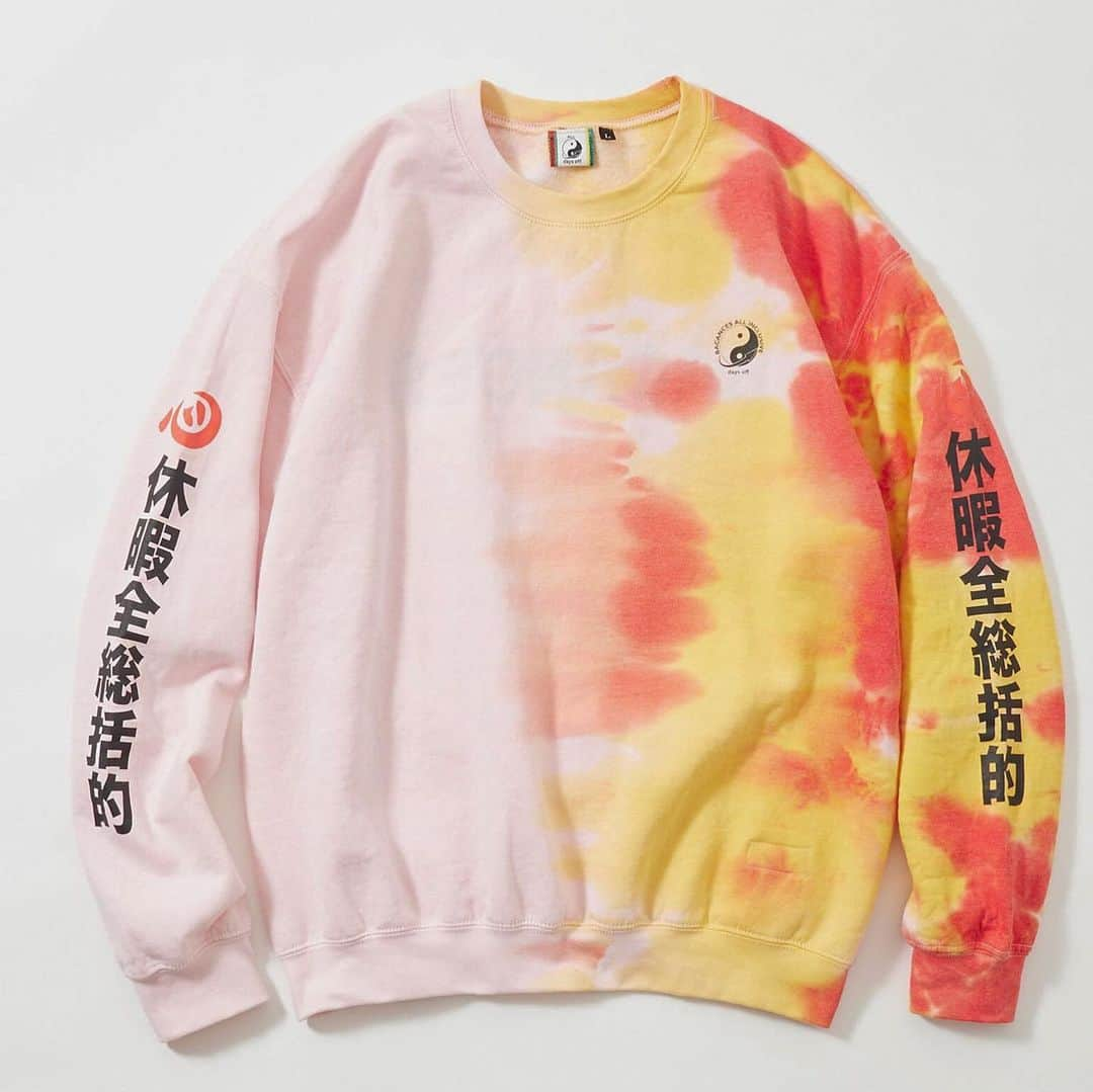 Dickies_projpさんのインスタグラム写真 - (Dickies_projpInstagram)「●  BACANCES 2023 SS Mar delivery.  BC CREW NECK TIE DYE  Coming 3/24.  左半身だけTIEDYE染めをしたクルーネックスウェット。  両袖には”心は丸く”な漢字の心を赤色で、BACANCES ALLINCLUSIVEを漢字当て字で”休暇全統括的”と胡散臭いデザインがプリントされております。  裏返すとBACANCESロゴプリントとDYEの織りネームが縫い付けてあり無理矢理リバーシブルでも着用出来ます。  TIEDYE染めは、もちろん巷で大人気の染め師YUKI DYEによる安心安定丁寧な手仕事によるものです♫  #bacances #bacances_jp #bacances_allinclusive #yukidye」3月11日 18時46分 - bacances