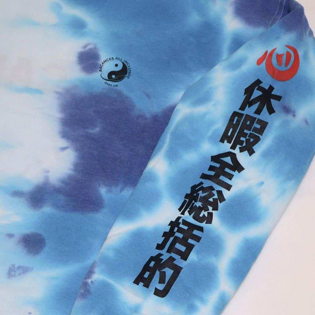 Dickies_projpさんのインスタグラム写真 - (Dickies_projpInstagram)「●  BACANCES 2023 SS Mar delivery.  BC CREW NECK TIE DYE  Coming 3/24.  左半身だけTIEDYE染めをしたクルーネックスウェット。  両袖には”心は丸く”な漢字の心を赤色で、BACANCES ALLINCLUSIVEを漢字当て字で”休暇全統括的”と胡散臭いデザインがプリントされております。  裏返すとBACANCESロゴプリントとDYEの織りネームが縫い付けてあり無理矢理リバーシブルでも着用出来ます。  TIEDYE染めは、もちろん巷で大人気の染め師YUKI DYEによる安心安定丁寧な手仕事によるものです♫  #bacances #bacances_jp #bacances_allinclusive #yukidye」3月11日 18時46分 - bacances