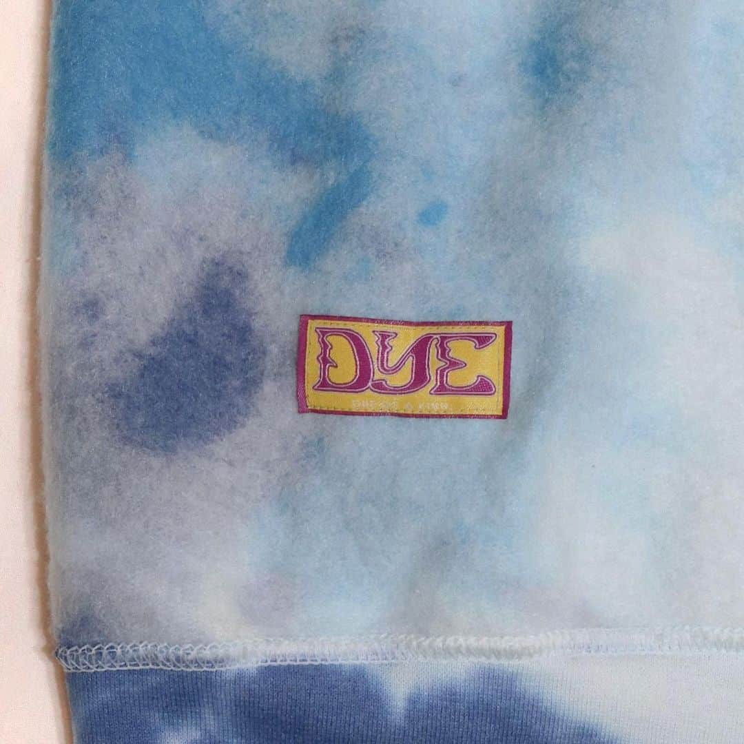 Dickies_projpさんのインスタグラム写真 - (Dickies_projpInstagram)「●  BACANCES 2023 SS Mar delivery.  BC CREW NECK TIE DYE  Coming 3/24.  左半身だけTIEDYE染めをしたクルーネックスウェット。  両袖には”心は丸く”な漢字の心を赤色で、BACANCES ALLINCLUSIVEを漢字当て字で”休暇全統括的”と胡散臭いデザインがプリントされております。  裏返すとBACANCESロゴプリントとDYEの織りネームが縫い付けてあり無理矢理リバーシブルでも着用出来ます。  TIEDYE染めは、もちろん巷で大人気の染め師YUKI DYEによる安心安定丁寧な手仕事によるものです♫  #bacances #bacances_jp #bacances_allinclusive #yukidye」3月11日 18時46分 - bacances