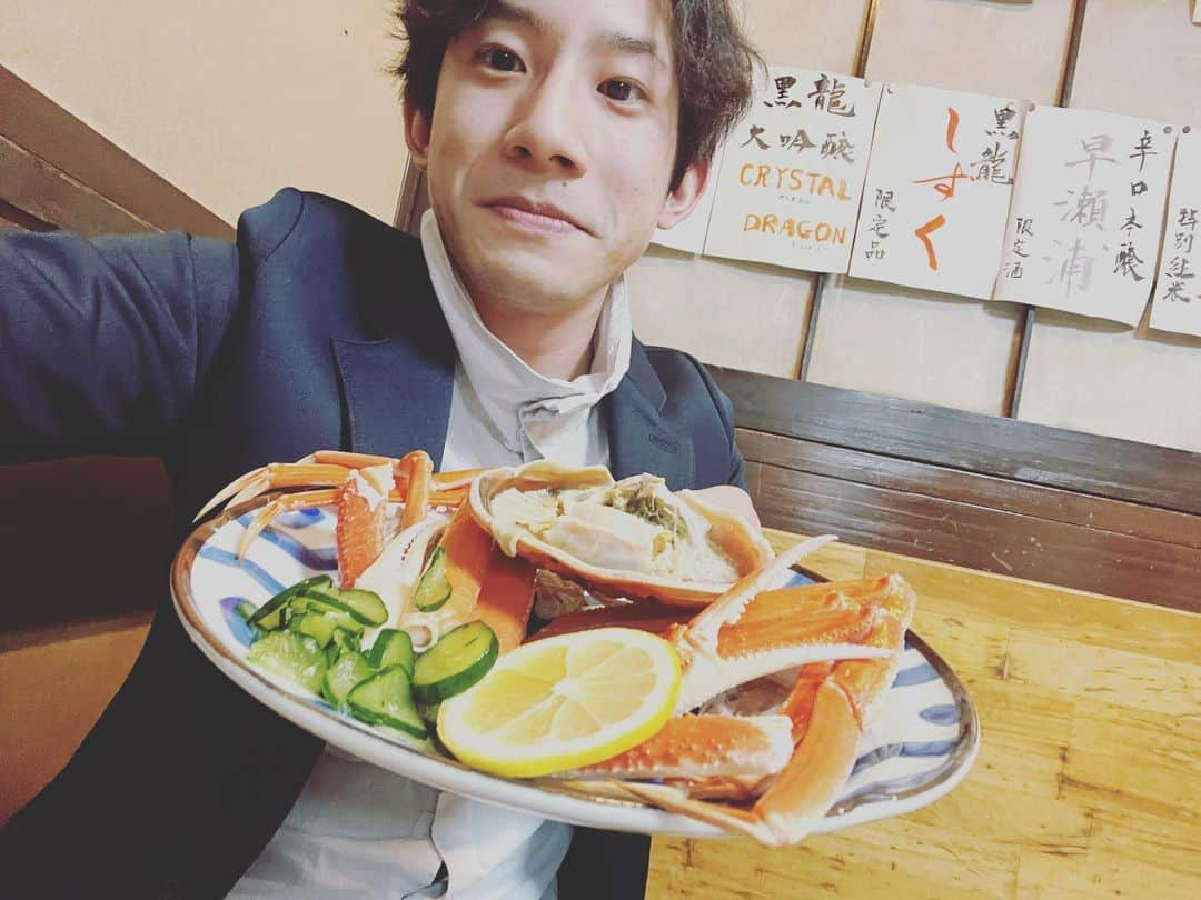 上野耕平さんのインスタグラム写真 - (上野耕平Instagram)「2023.2.18-19  福井へ。 行く機会がまだ少ない福井。  連日蟹食べてたな。笑 蟹がこんなに美味しい食べ物だとは。 日に日に美味しいと思えるものが増えてきて嬉しい。  肴も酒もうまい。  もう少しで北陸新幹線延伸によって東京からも一本無しで行けるようになる！ でもしらさぎに乗って行くのもいいよなー。  #上野耕平 #福井 #jr西日本 #681系」3月11日 18時50分 - koheiueno_sax