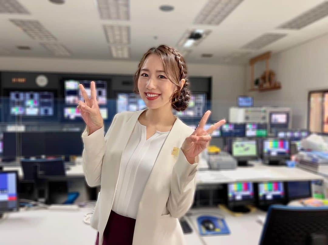 守永真彩のインスタグラム：「. . 今夜もグリーンチャンネル 「日曜レース展望KEIBAコンシェルジュ」 19:30〜21:00生放送です‼️  担当コンシェルジュは 須田鷹雄さんと津田照之さん😆✨  (写真は先週のものです)」