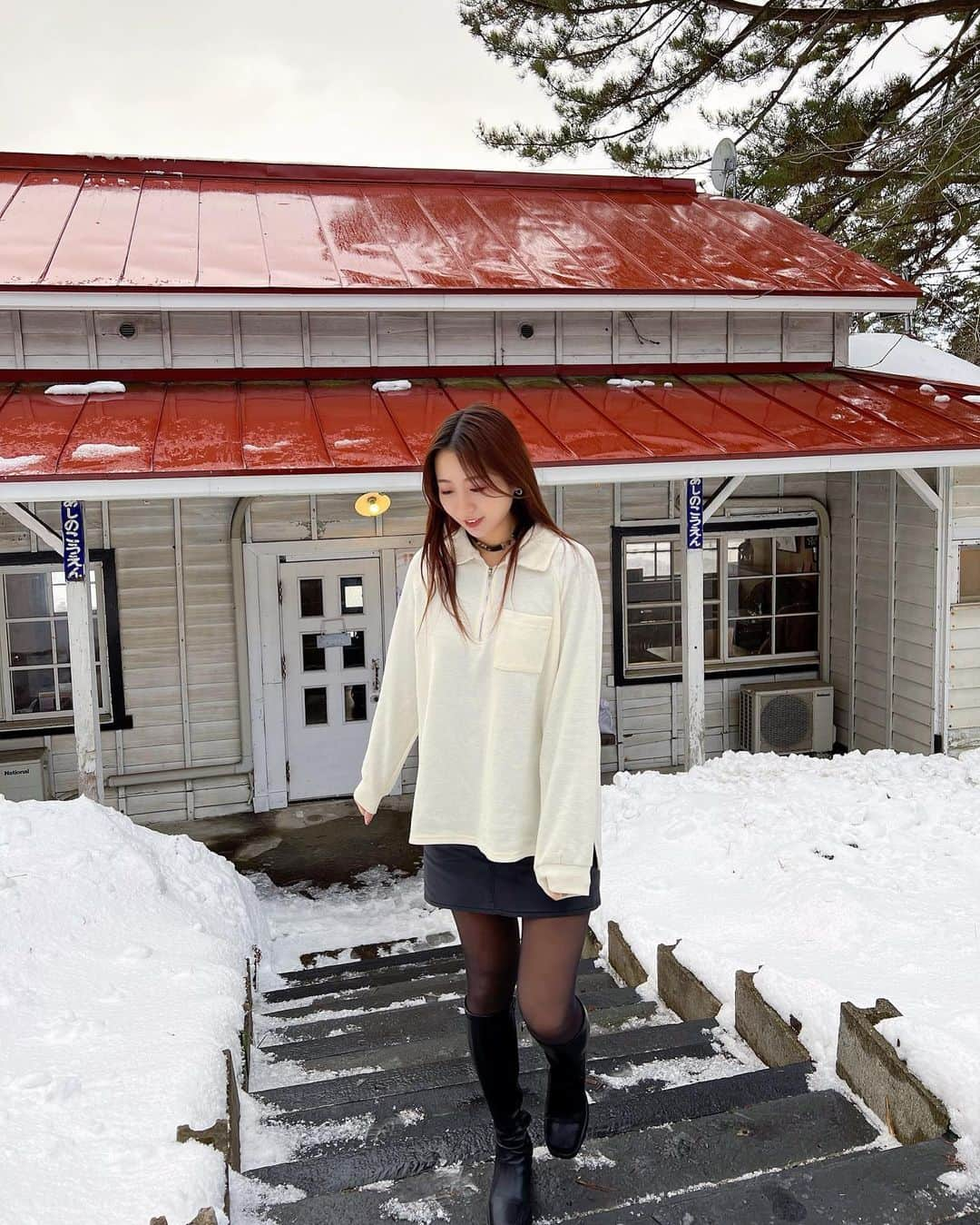 新矢皐月のインスタグラム：「あしのこうえん駅in青森  線路の周りが桜の木なので 春になると  電車が桜のトンネルを通るという すんごい綺麗なスポット🌸  #芦野公園 #芦野公園駅旧駅舎  #青森 #青森県 #青森観光 #aomori #東北旅行 #駅舎 #太宰治 #金木 #五所川原 #japantravel #japanesegirl #japantrip #japanphoto #aomoricity」