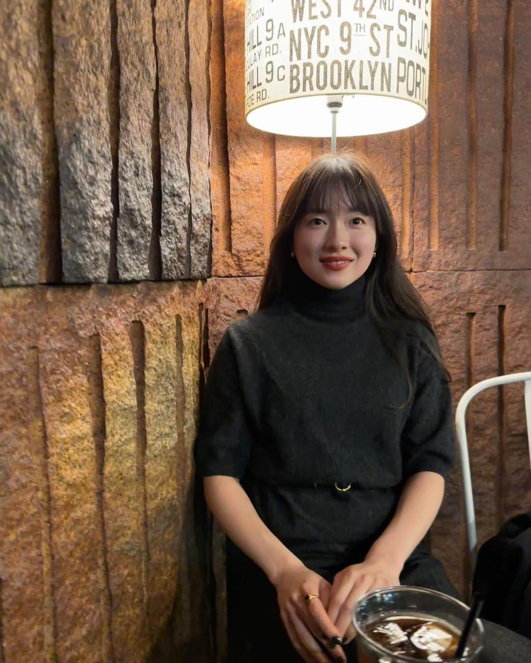 吉竹美聡のインスタグラム：「贅沢な石とタイル使いが魅力的な内装でメニューも 惹かれるものばかり🪨🖤🥛 ツボを刺激されまくりなお店でのコーヒータイムを ありがとう👩🏻‍❤️‍👩🏻 @souman_natsuko ♩ 帰りに寄り道ショッピングもしたりと充実で大満足🫶🏼  更にこの日 @neuem_official @babydokoro のdenimを ついに❤︎! 履いてお出かけできた日でもあり、 嬉しさいっぱいでした👖🤍✨  #有楽町#ストーン#喫茶店#neuem」