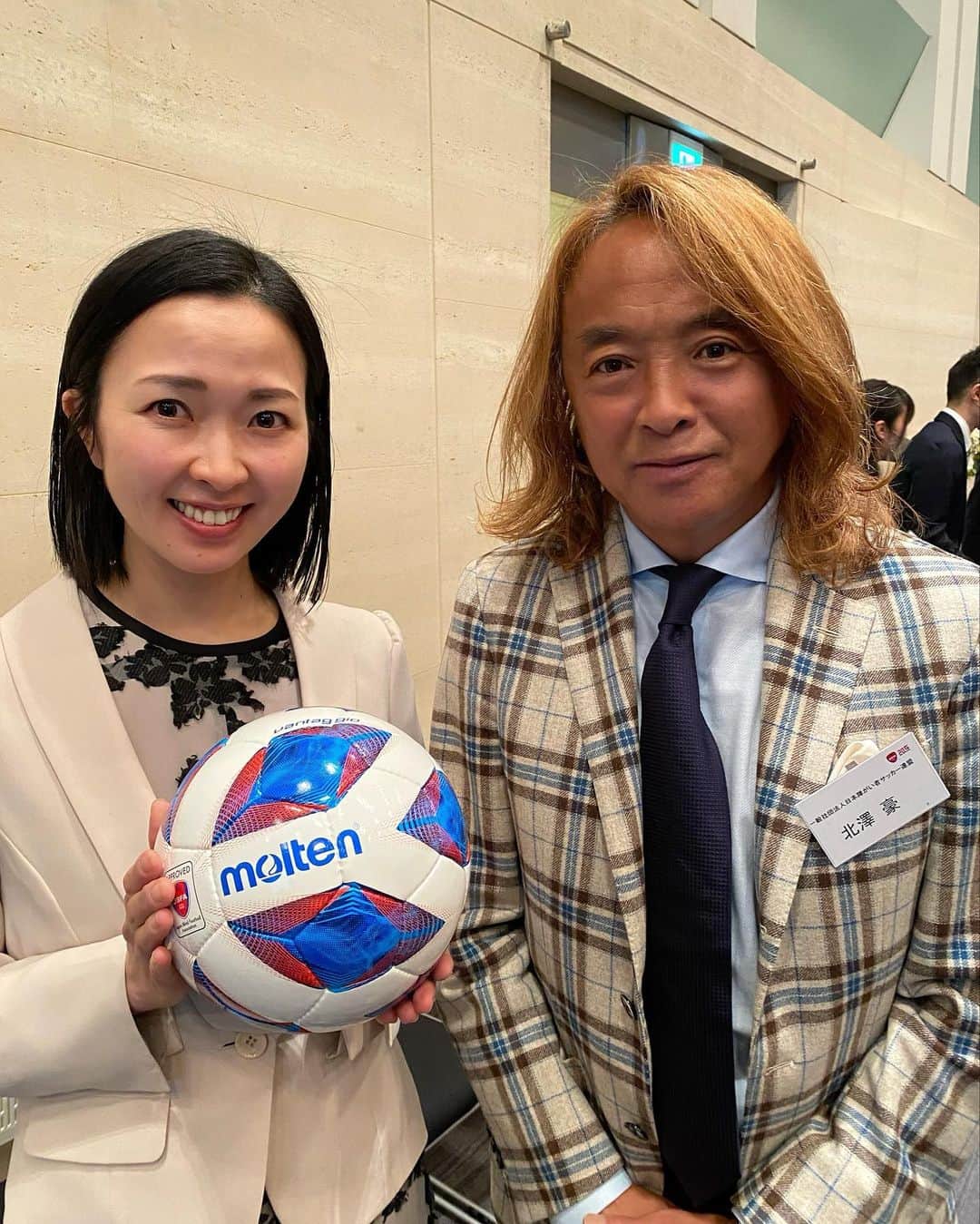 徳重杏奈のインスタグラム：「⚽️ 去年10月に創立20年を迎えた 日本ブラインドサッカー協会の 「JBFA創立20年を祝う会」の司会をさせていただきました。 ⁡ 他の仕事でご一緒した 日本障がい者サッカー連盟 会長の 北澤豪さんにもお会いすることができました。 ⁡ 視覚に障がいがある人と晴眼者が フィールド上で一緒になって競技をするブラインドサッカーは向かってほしい社会を体現しているという皆さんのお言葉を聞いて、 本当にその通りだと感じました。 ⁡ 記念に #ブラサカボール を購入し 男子キャプテンの川村怜選手など 日本代表選手の皆さんに サインをしていただきました☺️ ⁡ 今年8月にイギリスで ブラインドサッカー男子日本代表は パリパラリンピック出場をかけて、 ブラインドサッカー女子日本代表 ロービジョンフットサル日本代表も 世界選手権に挑みます。 ⁡ ブラサカグッズの購入は その支援にもつながるそうです🤲 ⁡ 普通のサッカーボールと違って シャカシャカ音がなるので 早速嬉しそうに蹴ったり 投げたりしていました👶🏻 ⁡  #blindsoccer #ブラインドサッカー #ブラサカ #JBFA」