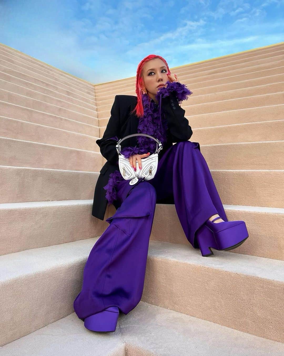 仲里依紗のインスタグラム：「LAでVERSACEのショーをみたよ⚜️🇺🇸✨💕 最高のロケーションで素晴らしいショー🥹✨ さすがVERSACE✨なルックがたくさんで楽しみだ〜❣️ダイスキっ💝  さらに 会場にリルナズX様がいらっしゃってきゃわわー😍って見惚れてたらすれ違う時にピンクの髪サイコーだねってリル様に褒めてもらえてだーい興奮😭💕🤳🔥らぶ  @versace  #versacefw23  #ヴェルサーチェ」
