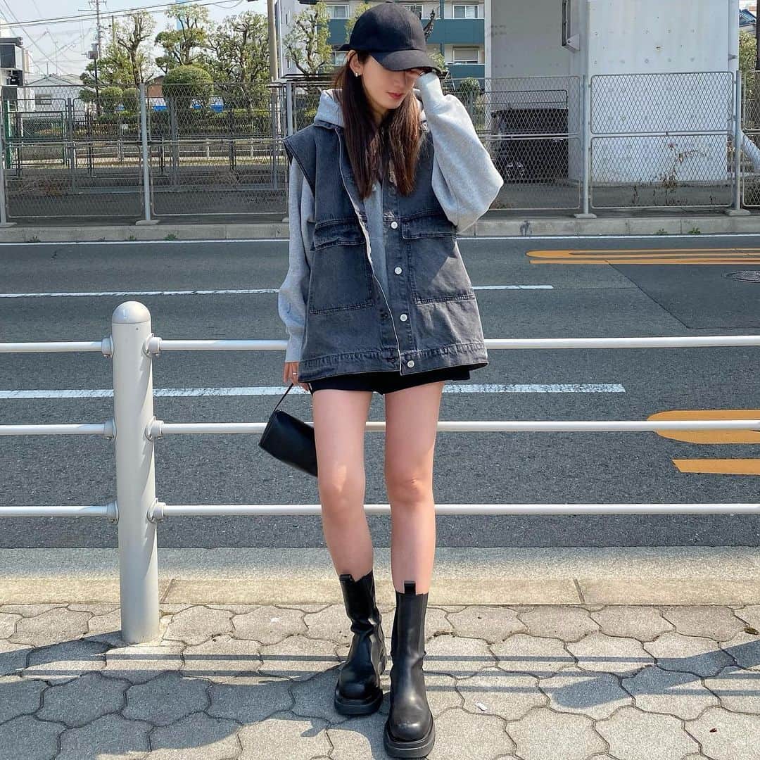 Nagiのインスタグラム：「デニムベスト  色んなベスト持ってるけれど デニムは初めて☺️ カジュアルコーデにプラス1  ゆったりだからゆったりなパーカーでも窮屈感なく着れる✨  vest. @classicalelf_official  　　 (ブラック、L size着) tops. #gu bottom. #zara shoes. bottegaveneta   . .  #classicalelf#クラシカルエルフ #エルフコーデ #タイアップ #java #ジャバ #uniqlo#ユニクロ #ジーユー #ザラ #zozo #zozotown #zozo購入品 #zozotown購入品 #デニムベスト #オーバーサイズ #レイヤードコーデ#春服#春コーデ#大人カジュアル」