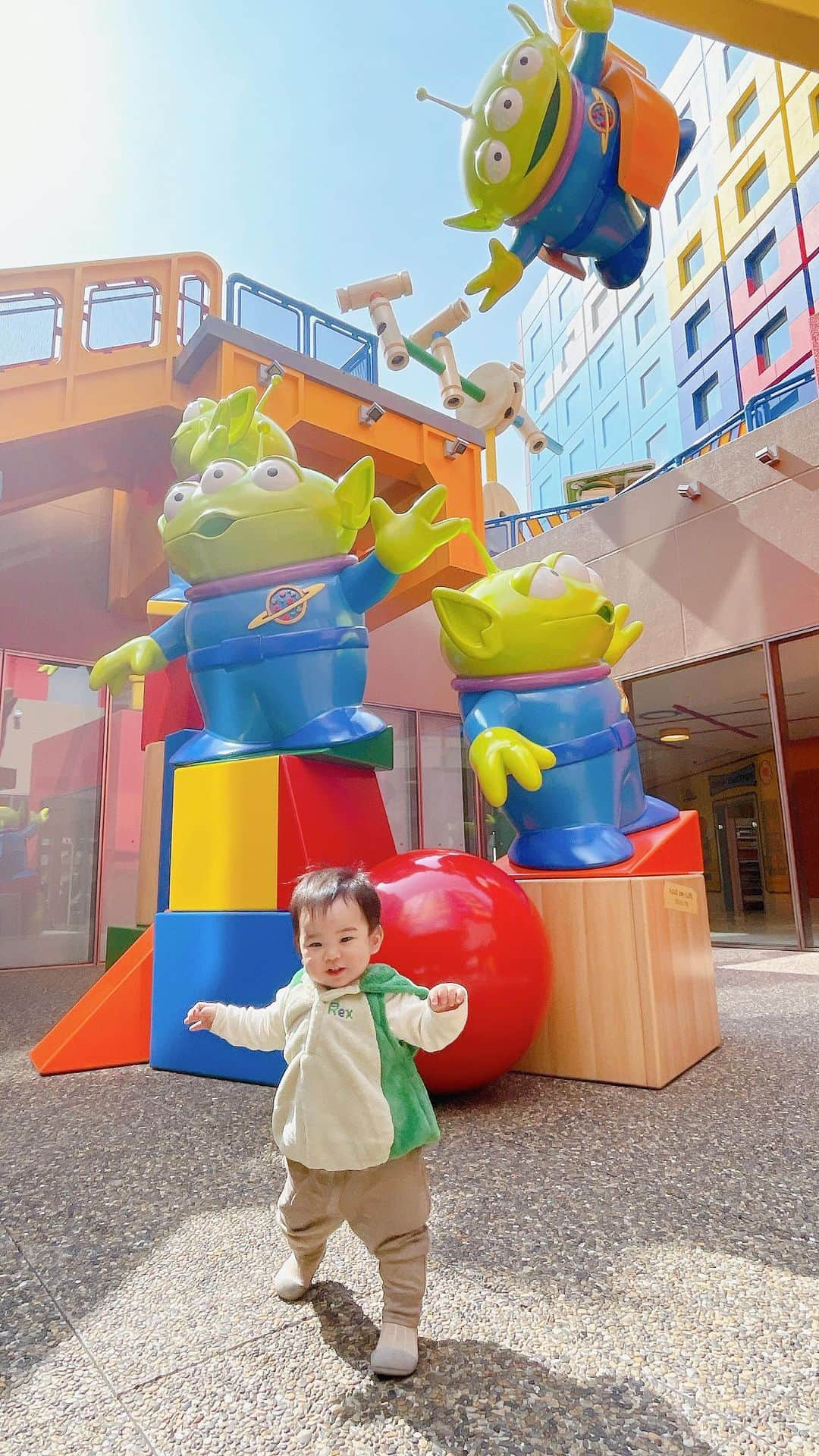 Yukaのインスタグラム：「#ディズニーデビュー  よちよち歩き始めた息子👶🏻 初めてのトイストーリーホテルとディズニーランド  一生懸命歩いてる姿が愛おしくて、 昨日の夜中に編集しながらウルウルしちゃった🥹  たくさん笑顔と幸せありがとう これからもずっとずっと大好き💕  ┈┈┈┈┈┈┈┈┈┈┈┈┈┈┈┈┈┈┈┈  開始學會走路的兒子👶🏻 迪士尼樂園&玩具總動員飯店初體驗  用盡全力踏出步伐走路的樣子 實在有夠療癒有夠可愛 昨天半夜一邊剪影片一邊默默流淚🥹  謝謝你給了我們這麼多歡笑與幸福 爸爸媽媽永遠愛你💕  #disneyland#tokyodisneyland#TDL#TDR#ディズニーランド#トイストーリーホテル#東京ディズニーランド#初リール#ディズニーコーデ#子連れディズニー#一歳ディズニー#誕生日#ディズニーリゾート」